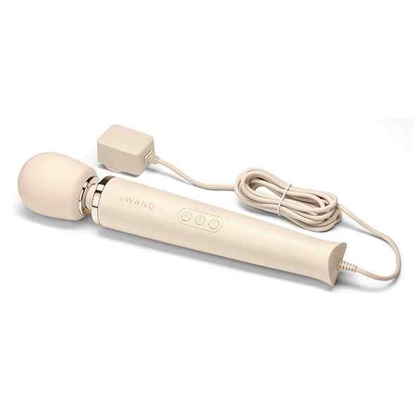 Beigefarbener Massagestab mit Kabel und Netzteil. Auf dem Stab steht "Le Wand".