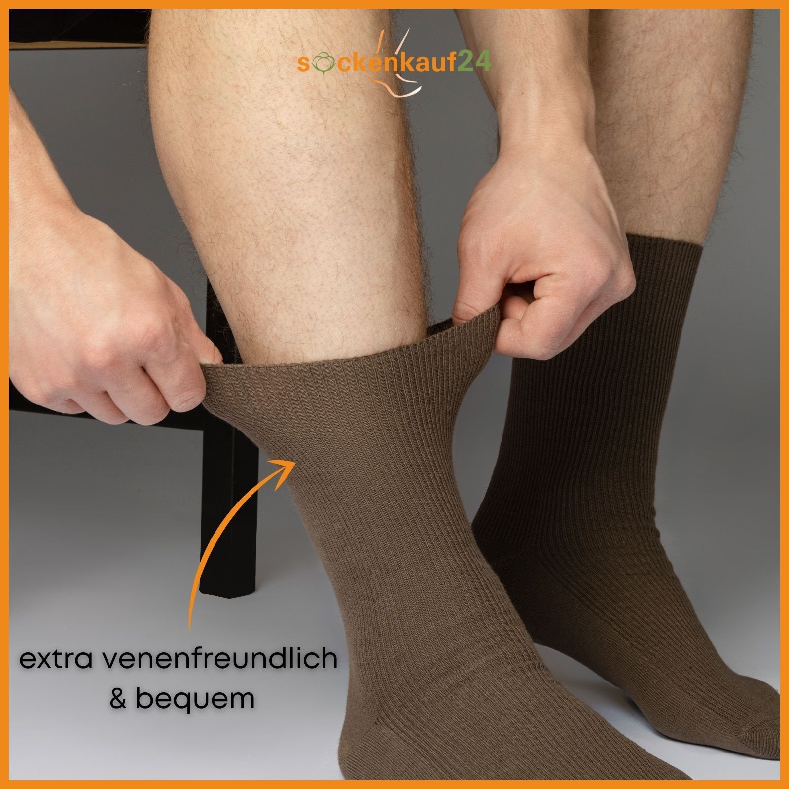 Braune Socke wird am Bund gedehnt. Text: extra venenfreundlich & bequem. Text: sockenkauf24.