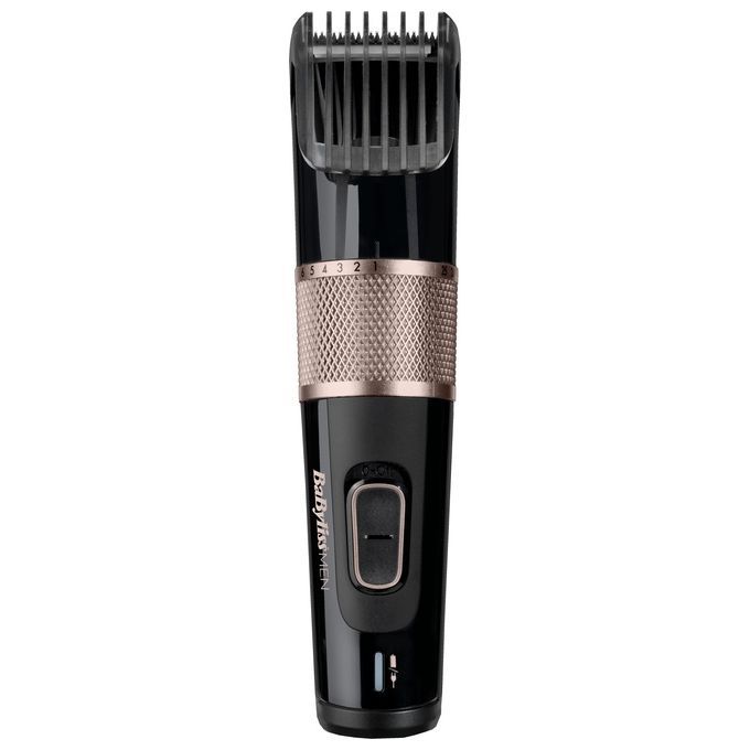 Schwarzer Haarschneider mit Aufsatz. Goldfarbener Griffbereich mit Zahlen. Babyliss Men Schriftzug. Ein-Aus-Taste.