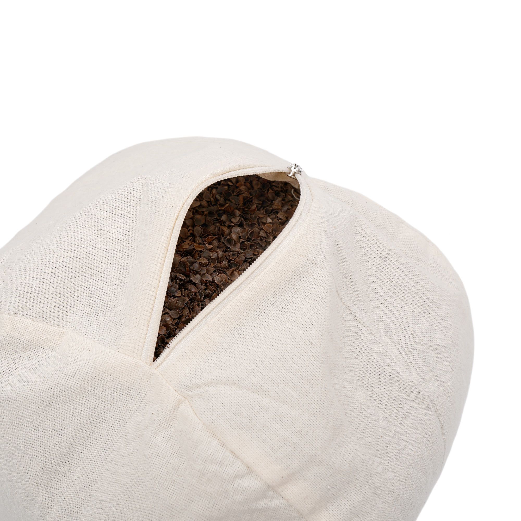 Ovales Yogakissen aus Naturstoff, Füllung aus Buchweizenschalen sichtbar.
