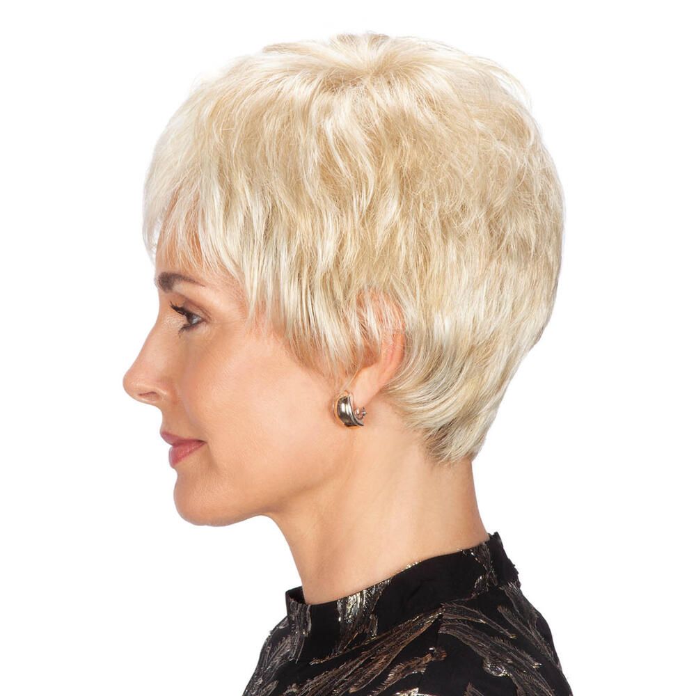 Kurzhaarperücke, blond, Seitenansicht. Schwarzes Oberteil. Gesichtsprofil einer Frau.