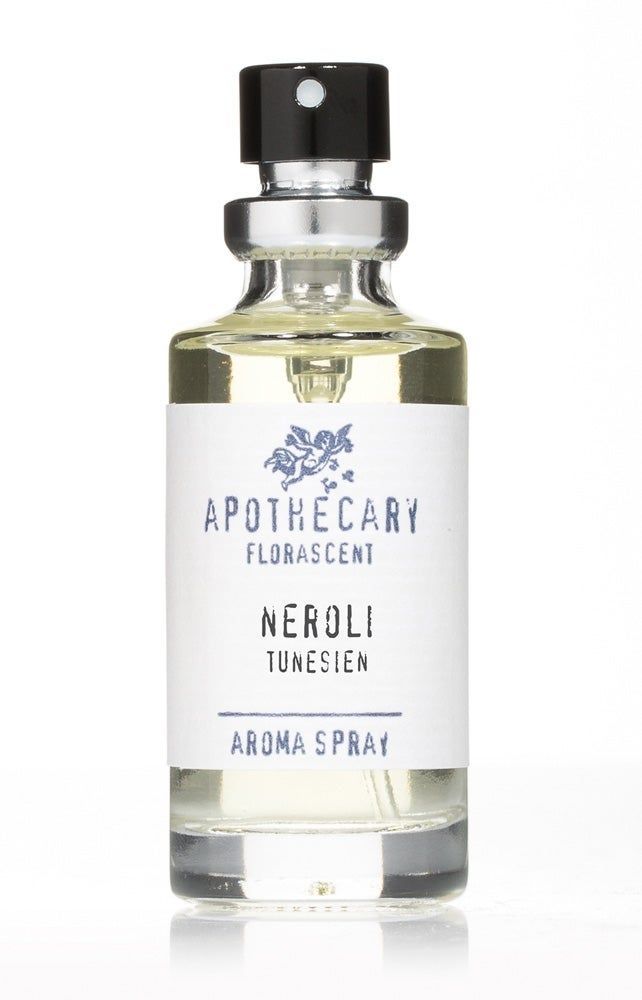 Aromaspray-Flasche mit weißem Etikett. Aufschrift: Apothecary, Florascent, Neroli Tunesien, Aroma Spray. Schwarzer Sprühkopf.