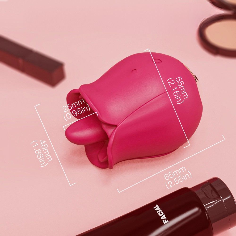 Rosa Vibrator in Rosenform. Abmessungen: 65mm x 55mm x 48mm. Neben Kosmetikprodukten.