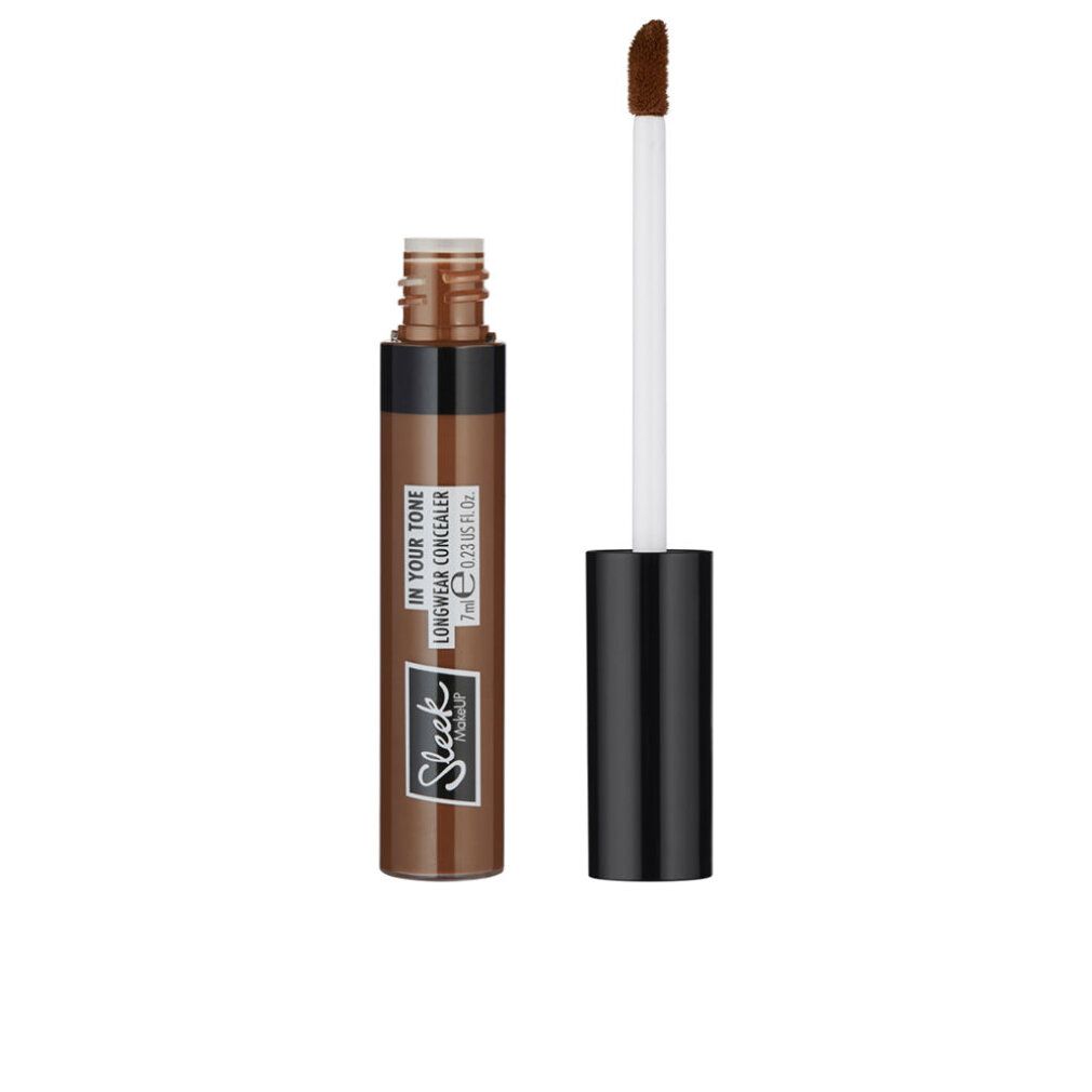 Brauner Concealer-Behälter mit schwarzem Deckel und Applikator. Aufschrift: IN YOUR TONE LONGWEAR CONCEALER, 7ml, Sleek Makeup.