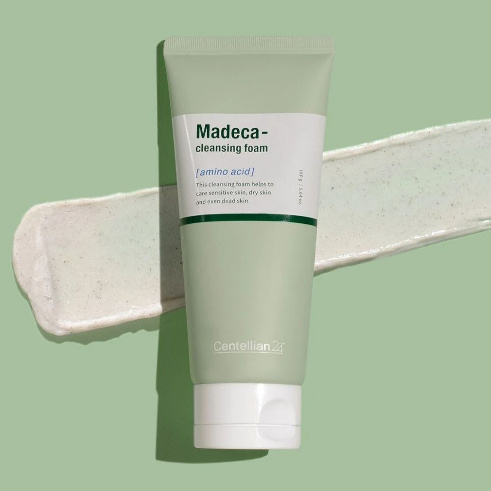 Grüne Tube mit weißem Deckel. Text: Madeca-cleansing foam, amino acid. Produkt auf grünem Untergrund.