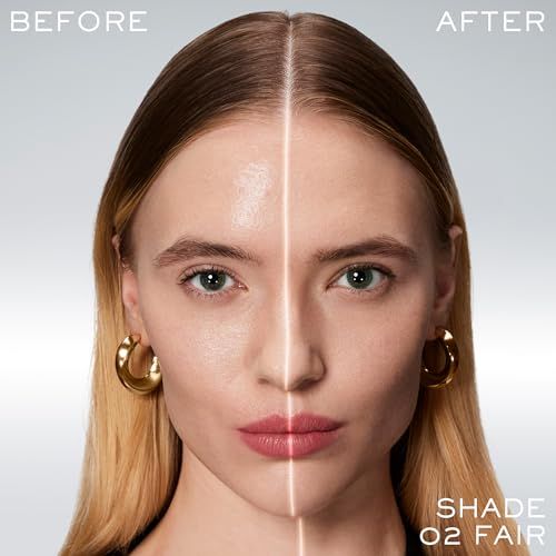 Gesicht, geteilt in Vorher/Nachher. Auf der rechten Seite: Shade 02 Fair. Goldene Creolen.