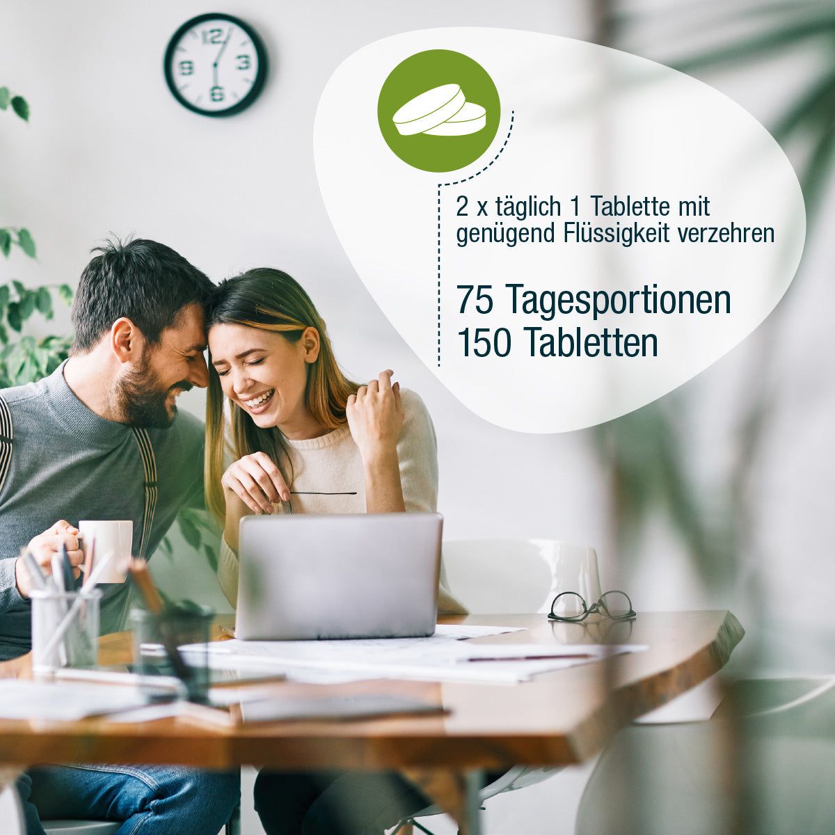 Paar am Tisch, Laptop, Kaffeetasse, Brille. Text: 75 Tagesportionen, 150 Tabletten. 2 Tabletten täglich.