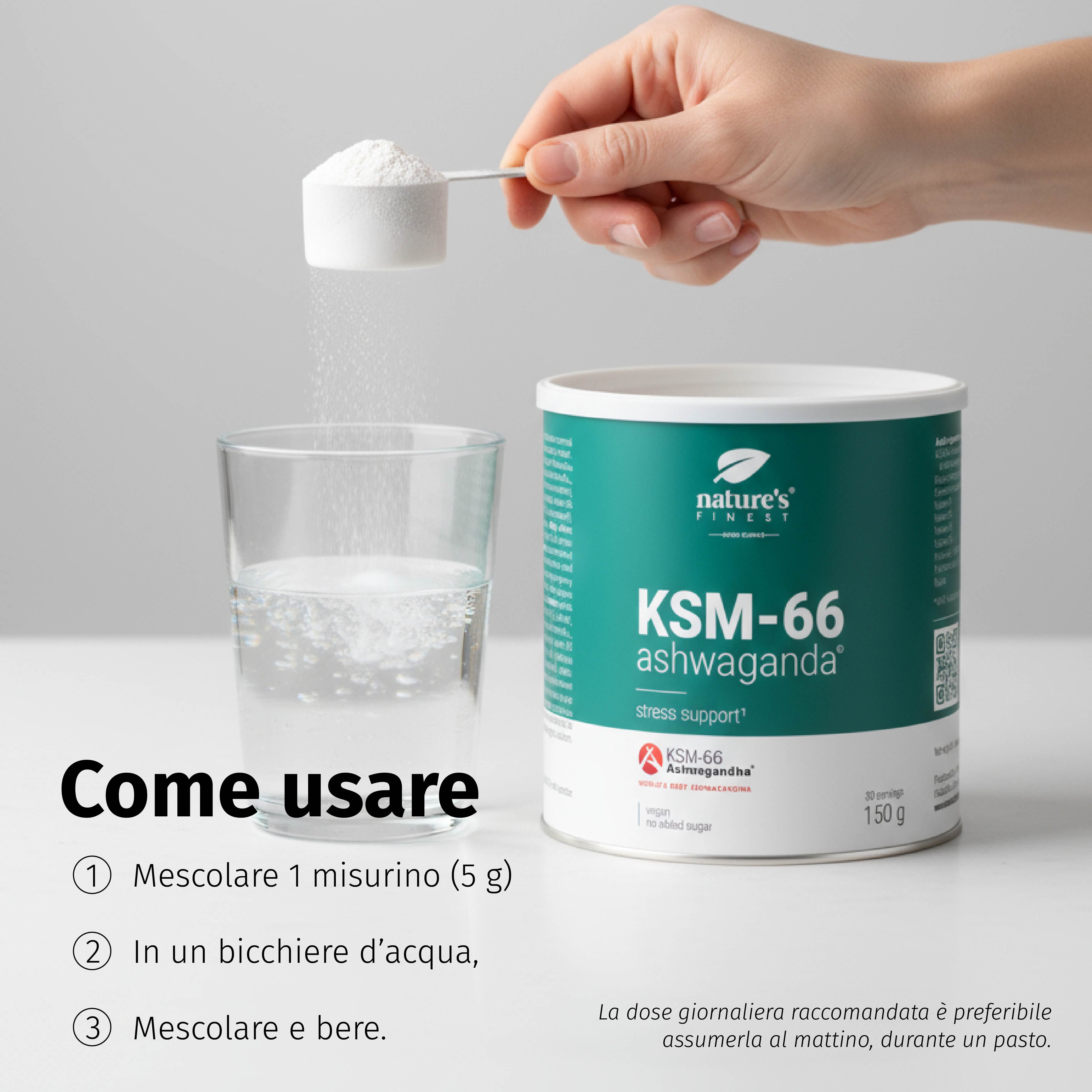 Hand schüttet Pulver aus Messlöffel in Glas Wasser. Dose KSM-66 Ashwagandha daneben. Text: Come usare. Anweisungen: Mischen, in Wasser, trinken.