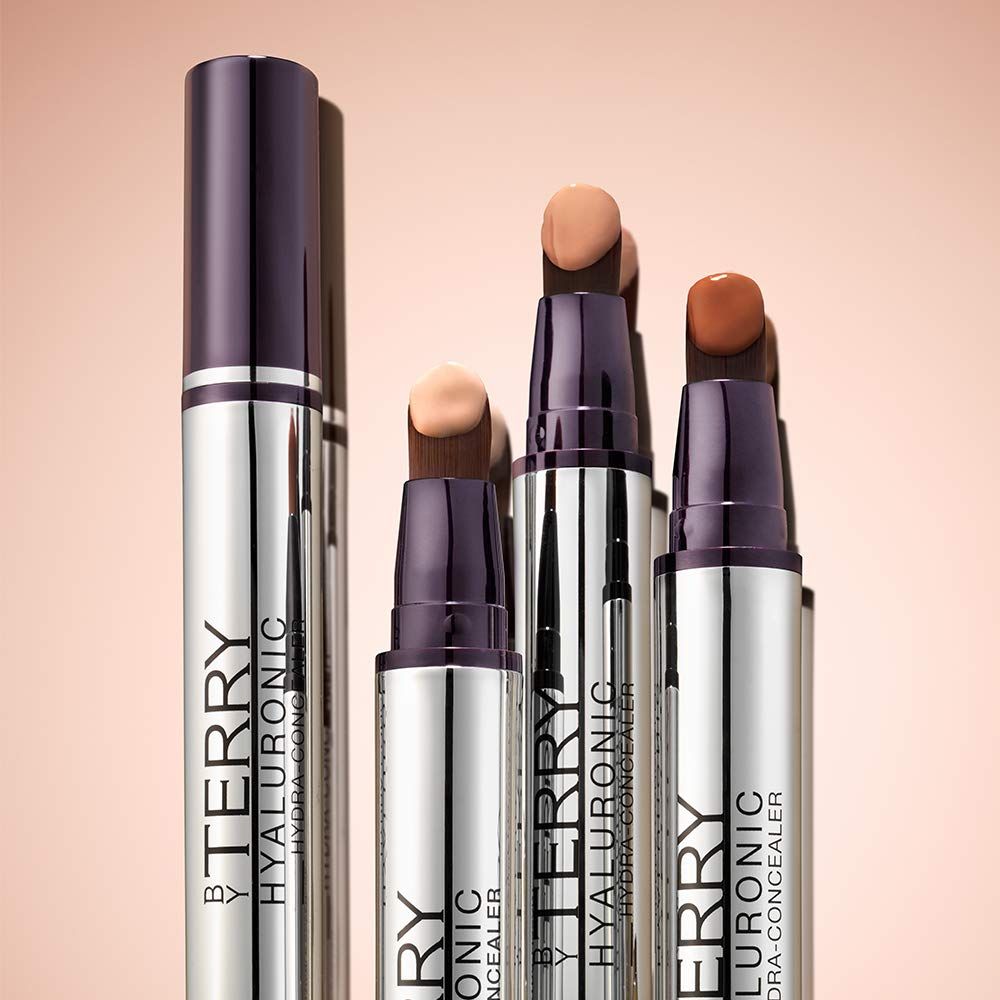 Mehrere By Terry Hyaluronic Hydra-Concealer-Stifte. Silberne Hüllen, lila Akzente.