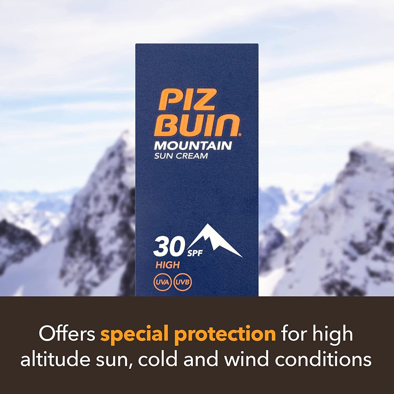Blaue Verpackung mit Text: Piz Buin Mountain Sonnencreme, LSF 30. Hintergrund: Berge.
