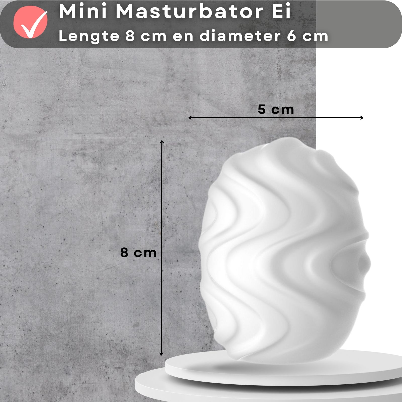 Witte mini-masturbator ei met afmetingen 8 cm x 5 cm. Op een wit platform.