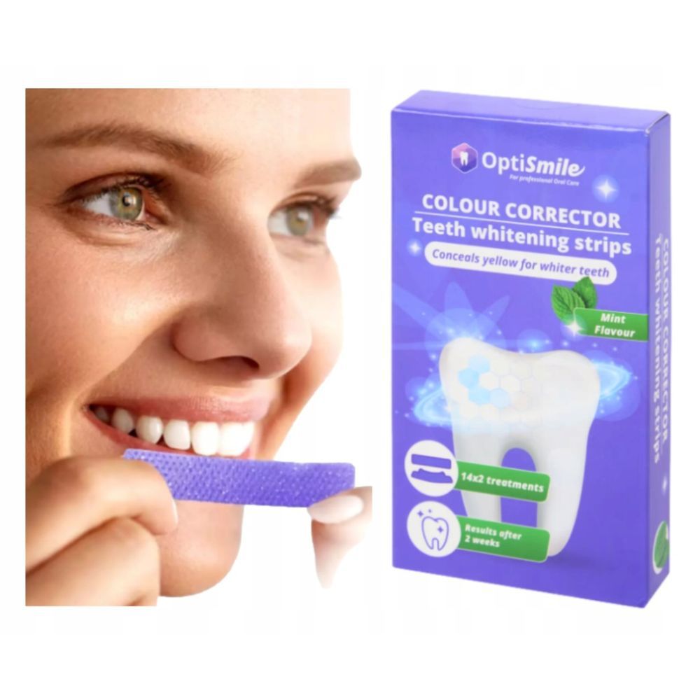 Frau hält eine Zahnaufhellungsstreifen-Packung. Aufdruck: OptiSmile Colour Corrector. Sichtbar weißere Zähne. Mint-Geschmack.