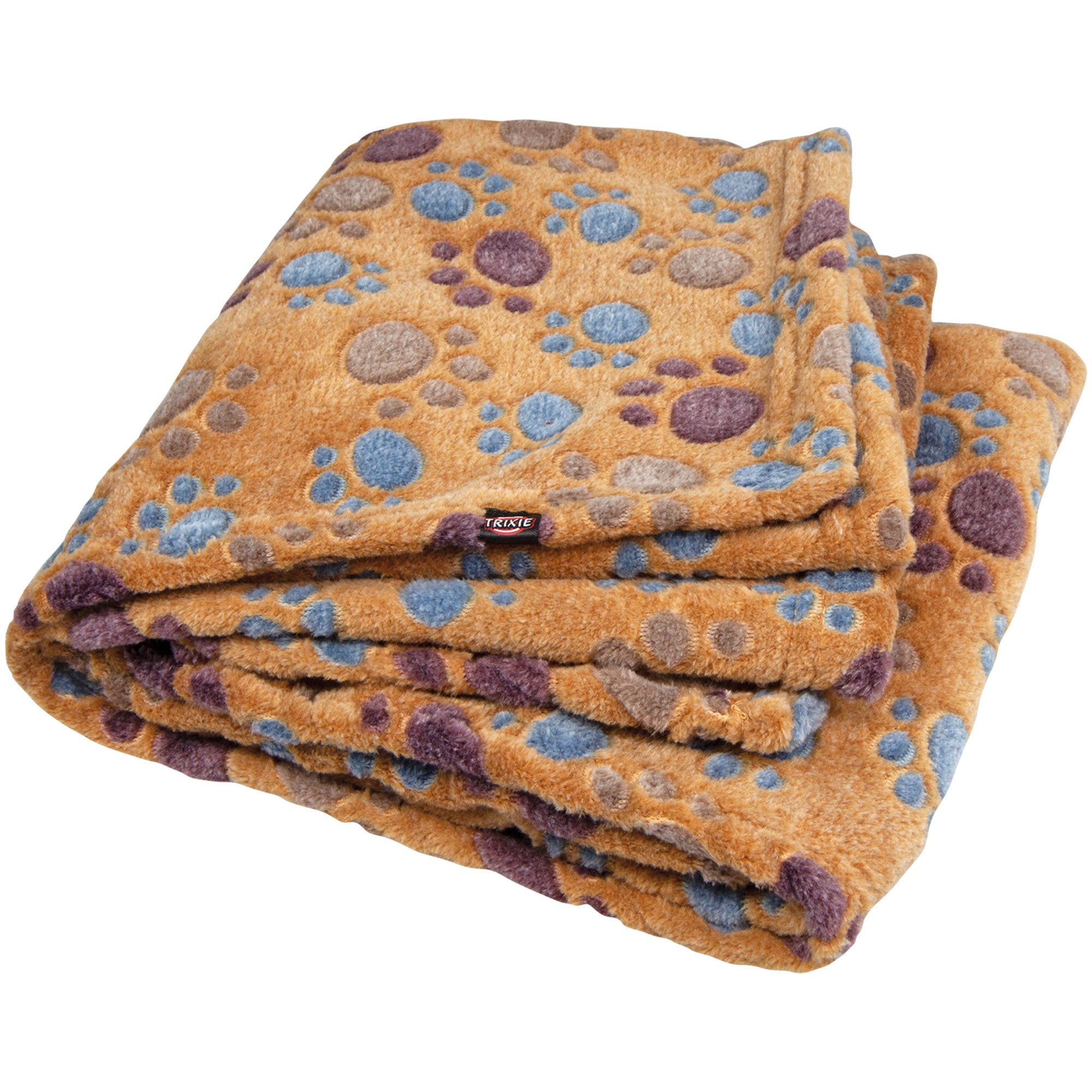 Gefaltete Decke mit Pfotenmuster. Orangefarbener Stoff mit blauen und violetten Pfotenabdrücken. Weiches Material.