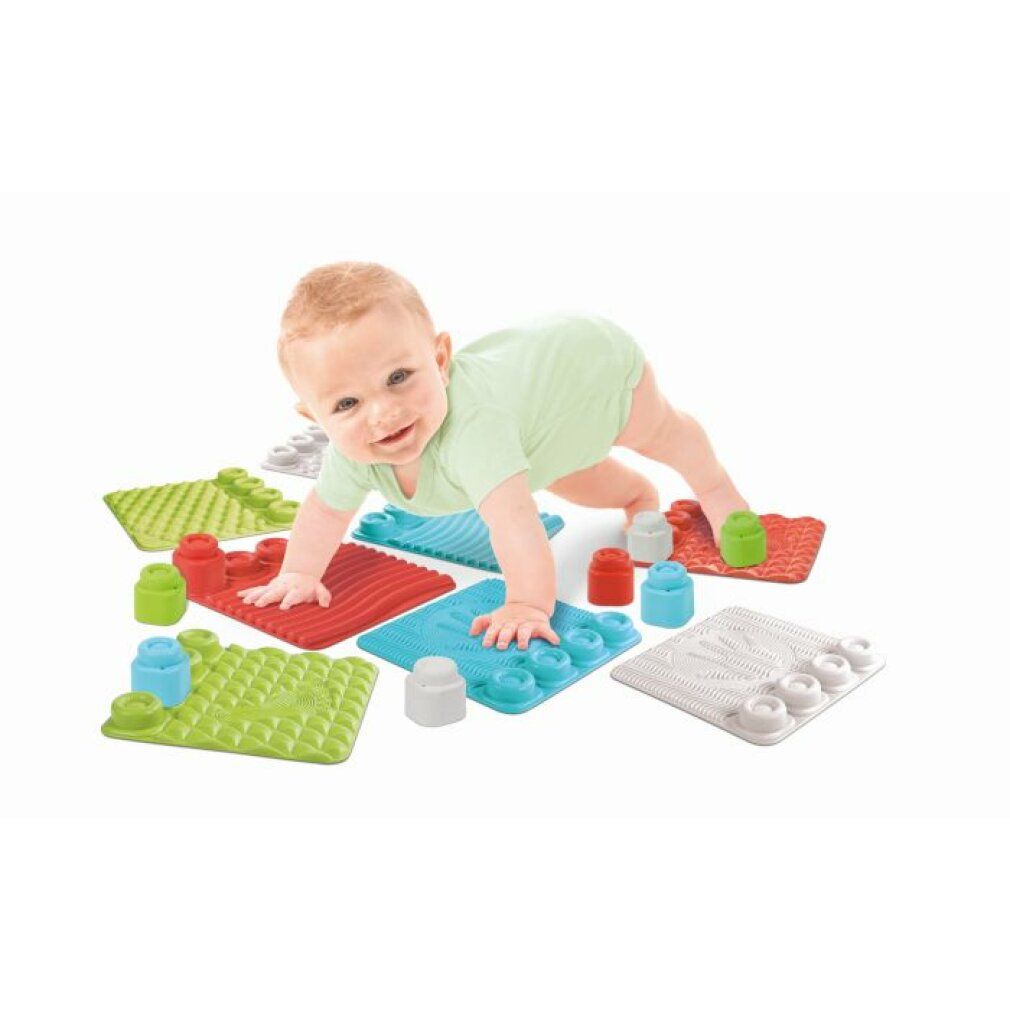 Baby krabbelt auf bunten, weichen Spielmatten und Blöcken. Verschiedene Formen und Farben. Einige Elemente sind mit Noppen versehen.
