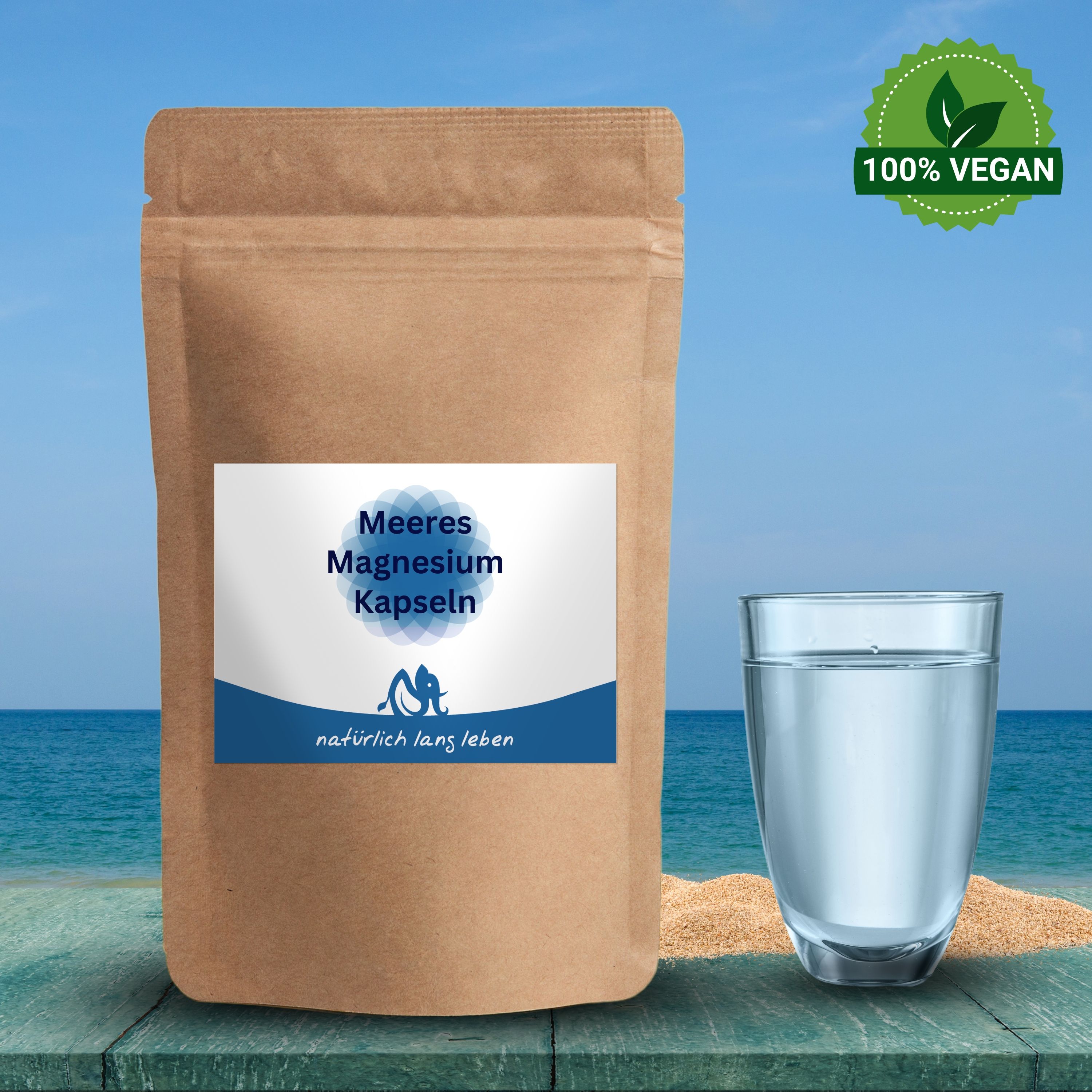 Braune Tüte mit blau-weißem Etikett. Aufschrift: Meeres Magnesium Kapseln. Logo: Person am Meer. Glas Wasser, Strand und Meer im Hintergrund. 100% Vegan.