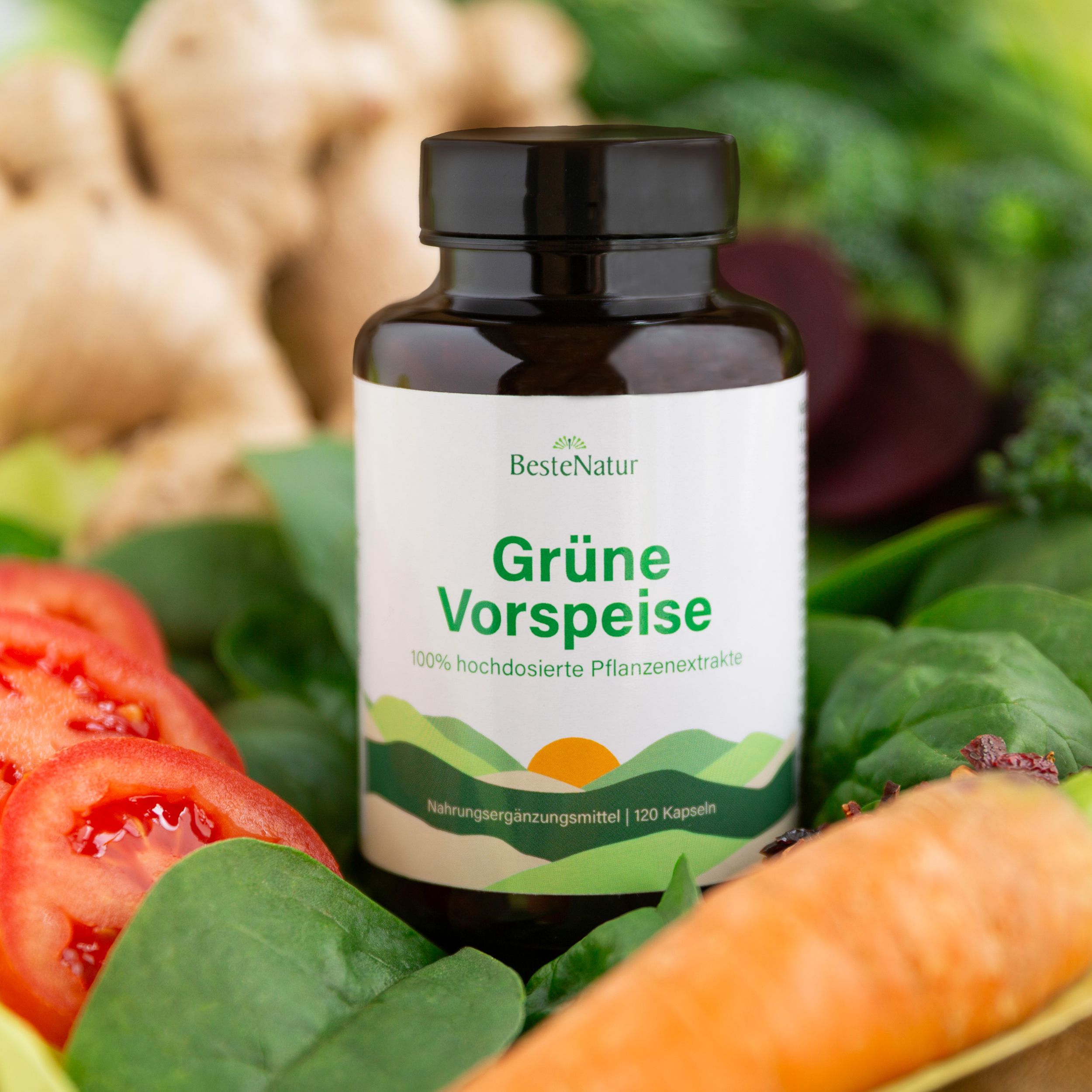Dunkle Glasflasche mit weißem Etikett, das "Grüne Vorspeise" und "120 Kapseln" zeigt, umgeben von frischem Gemüse.