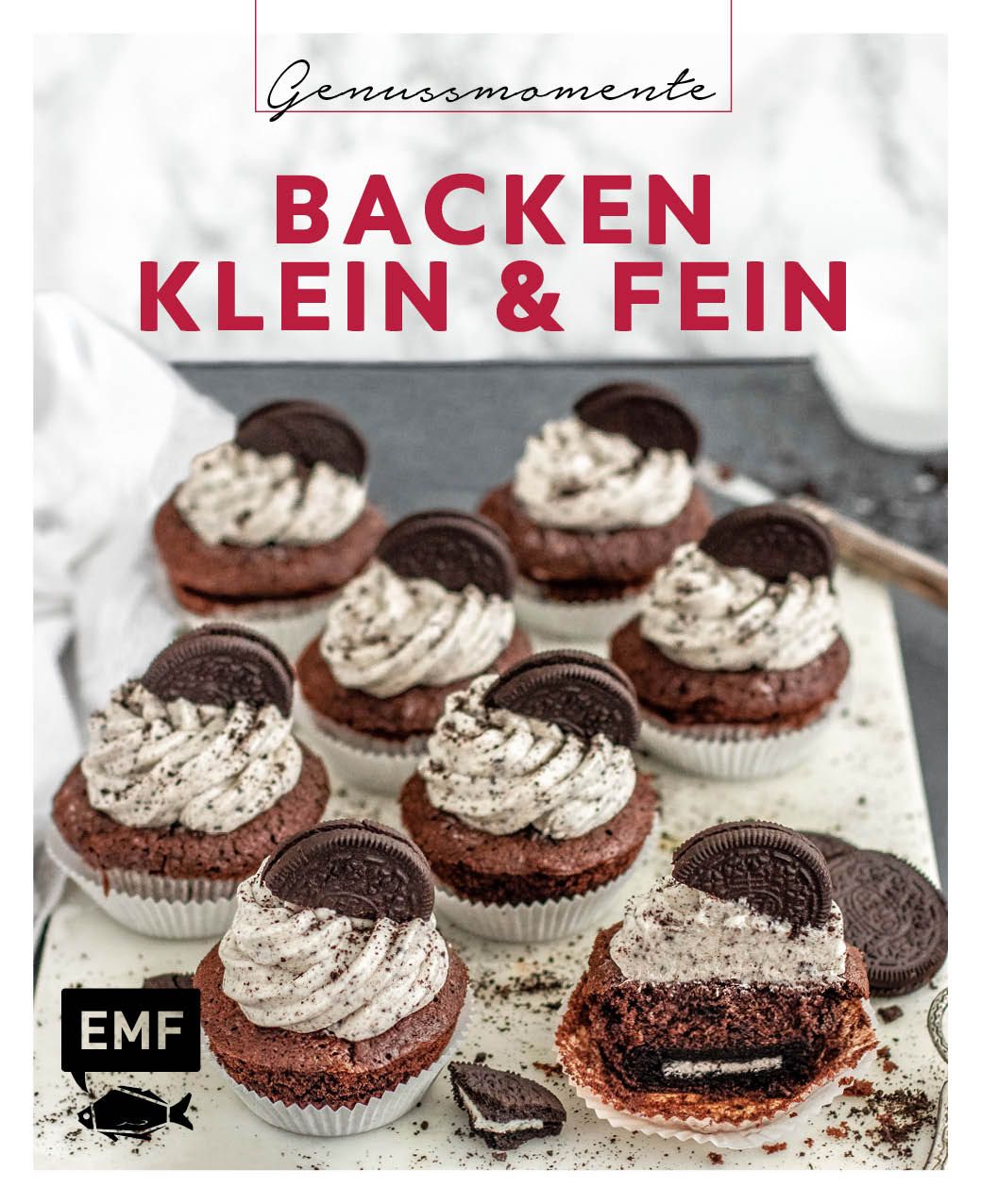 Schokoladen-Cupcakes mit Creme und Keks-Dekoration. Aufschrift: Backen klein & fein. EMF-Siegel.