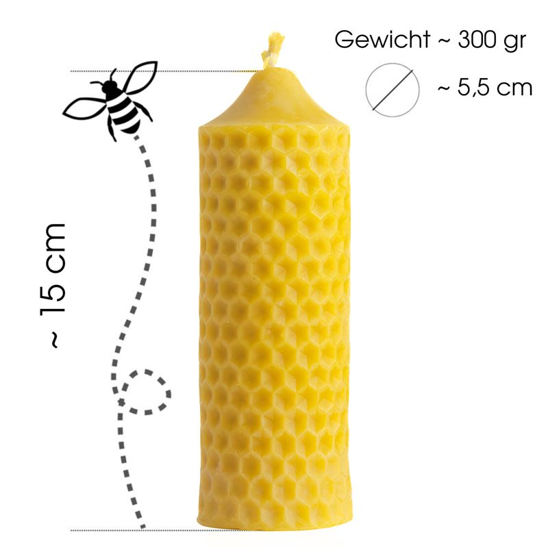 Gelbe Wachskerze mit Wabenmuster. Maße: 15 cm hoch, Ø 5,5 cm, Gewicht ca. 300 g. Mit Bienen-Illustration.