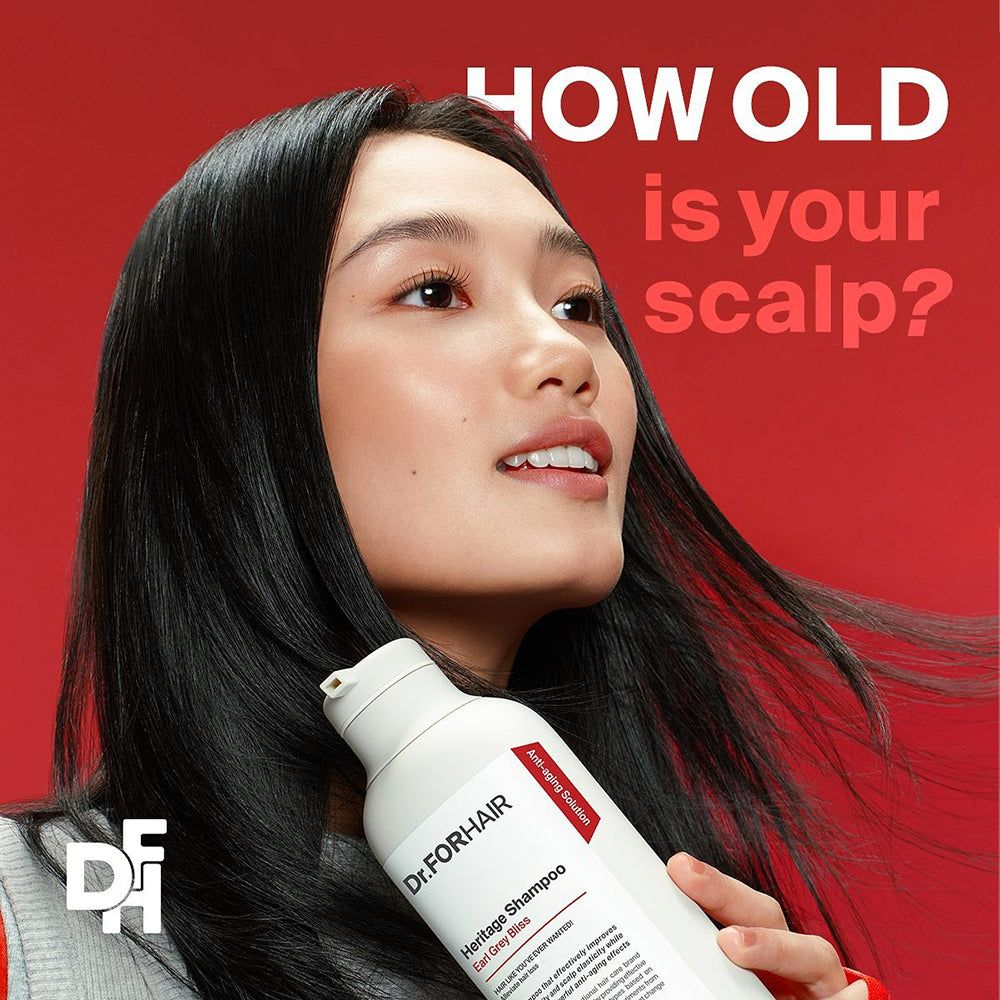 Dr. Forhair Heritage Shampoo Earl Grey Bliss Flasche in der Hand einer Frau mit langen schwarzen Haaren.