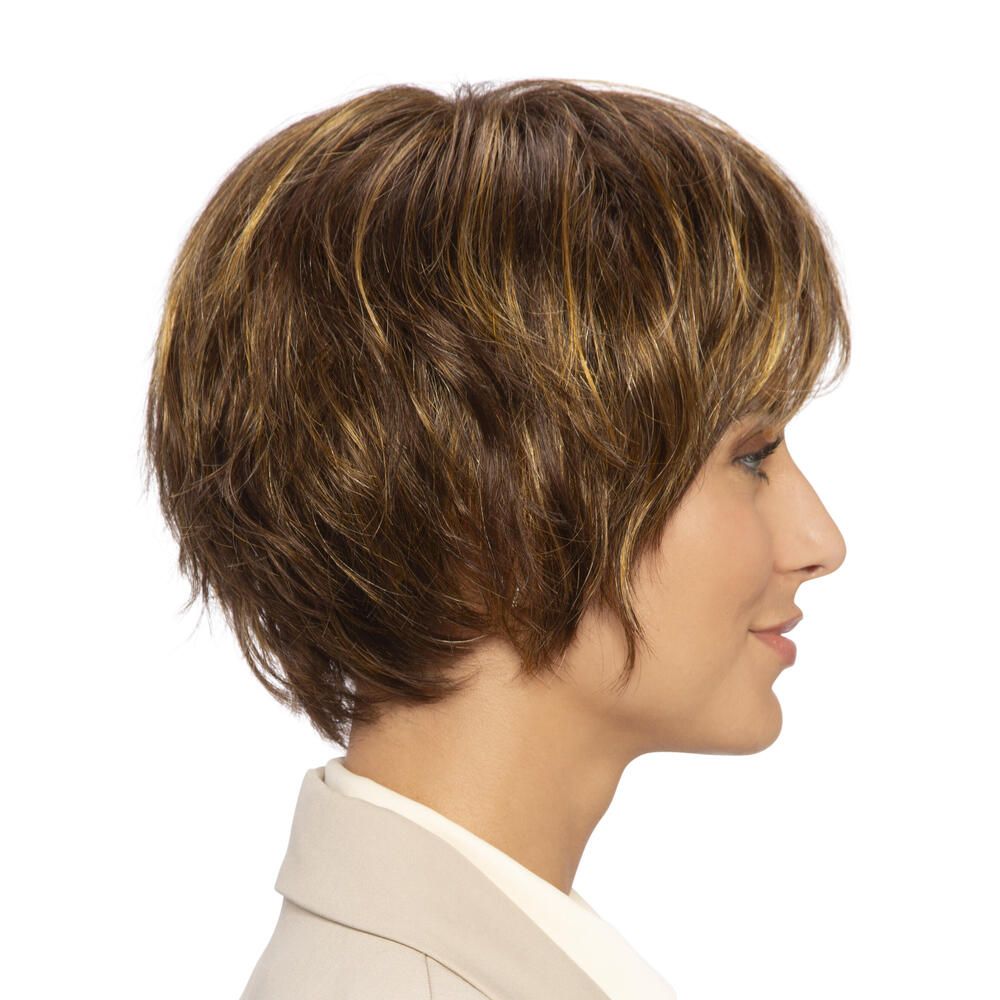 Kurzhaarperücke, braun mit helleren Strähnen. Seitenansicht einer Frau mit beigem Blazer.