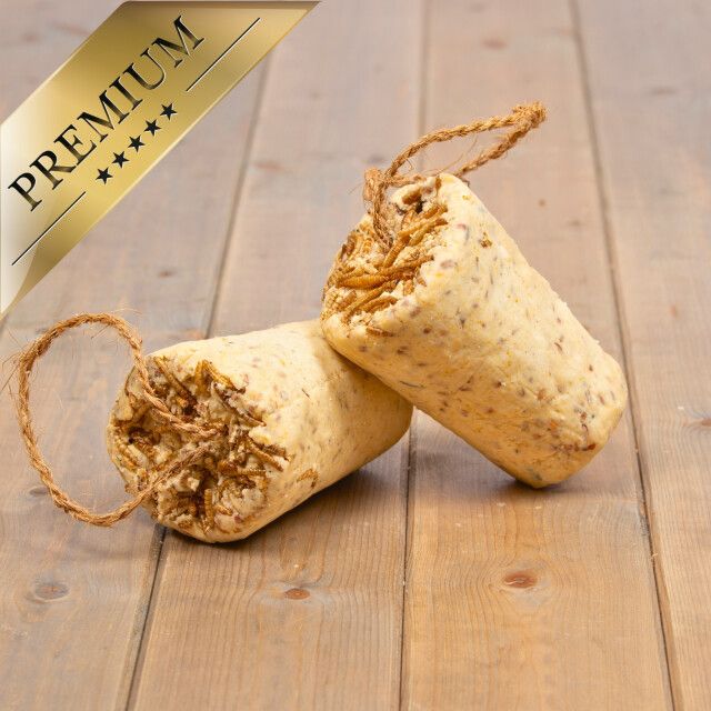 Zwei Körnerriegel auf Holz. Goldene Plakette: PREMIUM. Holzuntergrund.