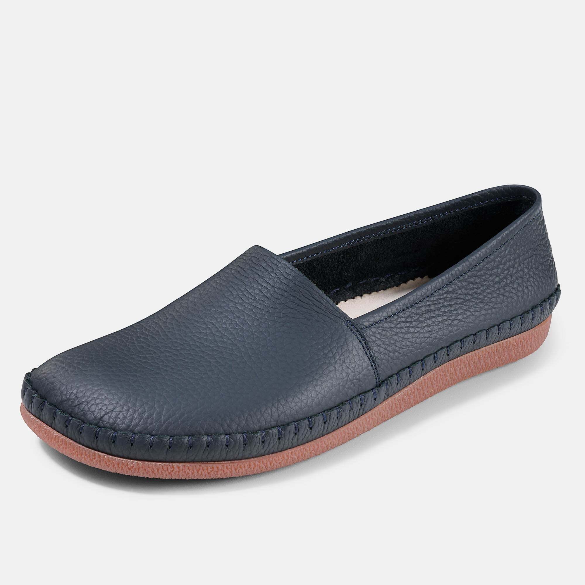 Dunkelblauer Leder-Slipper mit breiter Passform, von vorne schräg gezeigt. Gummisohle.