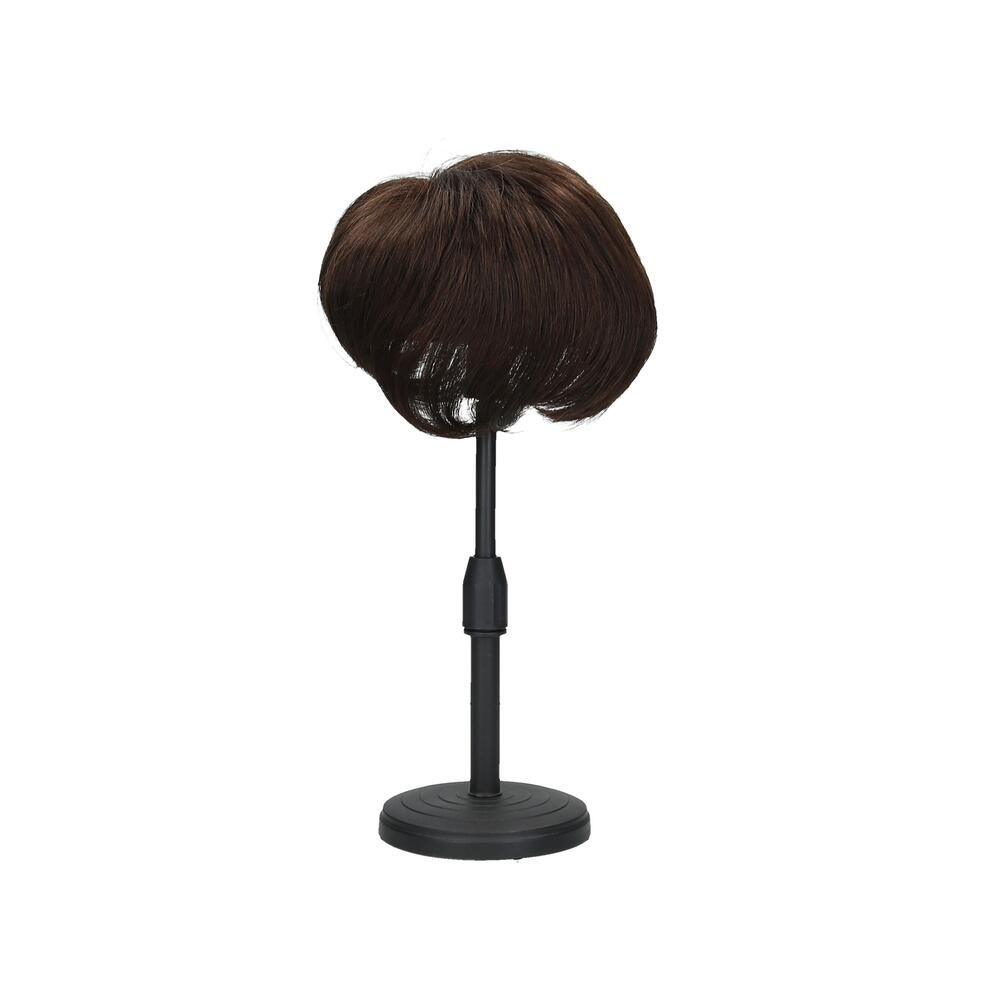 Braunes Haarteil auf schwarzem Ständer. Kurze, gewellte Haare. Der Ständer ist höhenverstellbar und hat einen runden Fuß.