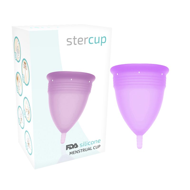 Zwei lilafarbene Menstruationstassen neben einer Verpackung. Die Verpackung trägt den Schriftzug "stercup" und "FDA silicone MENSTRUAL CUP".