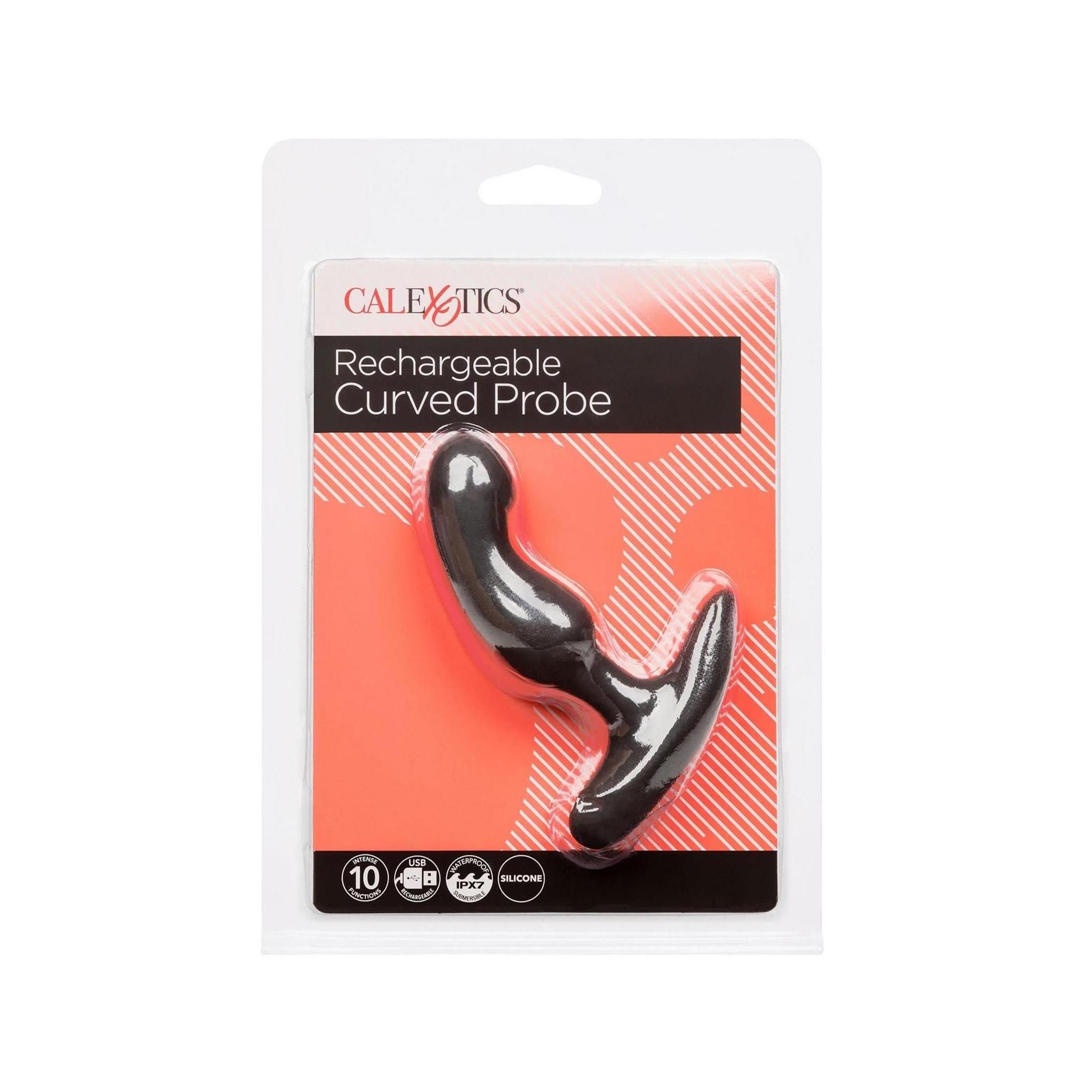 Schwarzer, gebogener Anal-Stimulator in Verpackung. Marke CalExotics, Produktname: Rechargeable Curved Probe. Verpackung mit rotem Hintergrund.