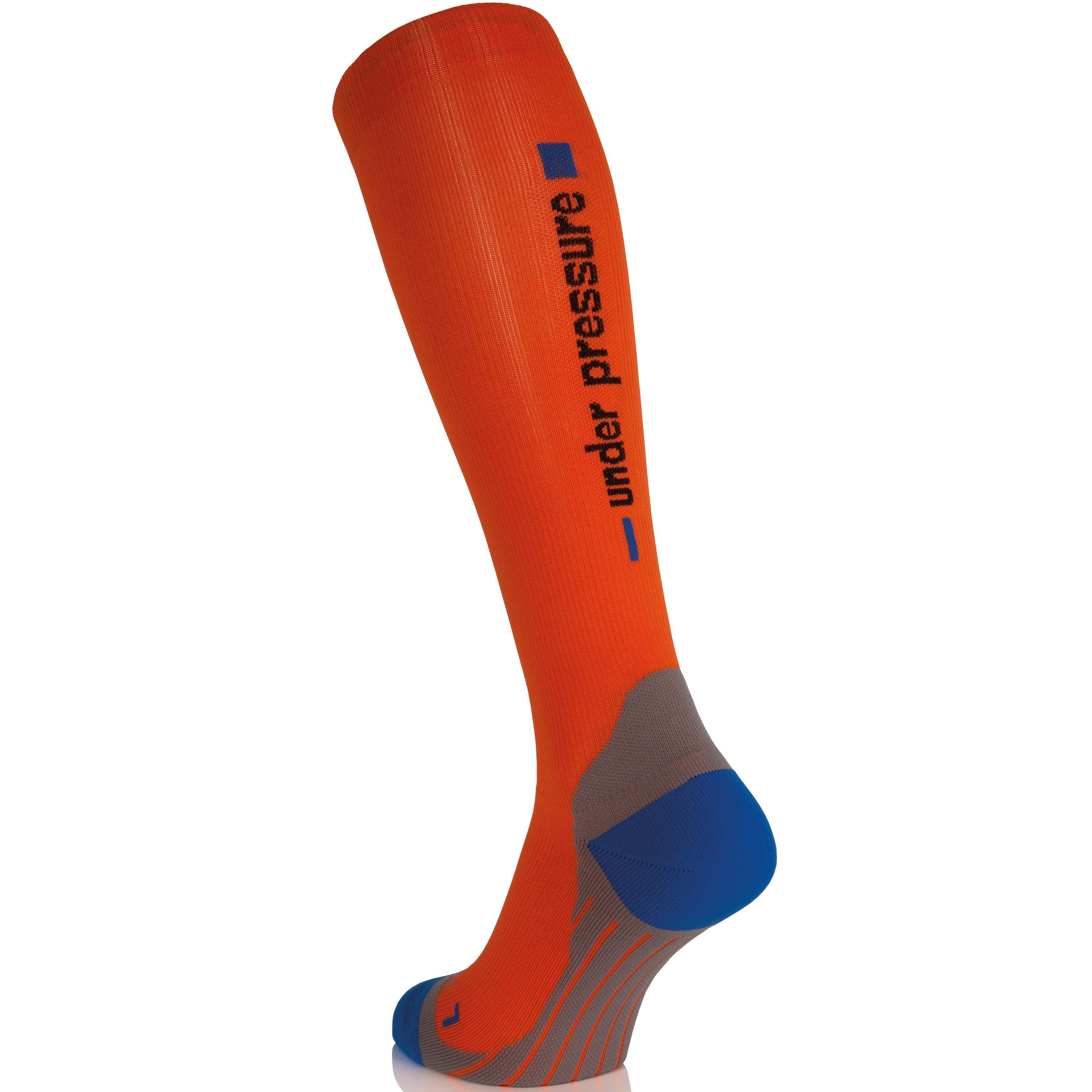 Orangener Kompressionsstrumpf mit grau-blauen Akzenten. Blaue Schrift: "under pressure".