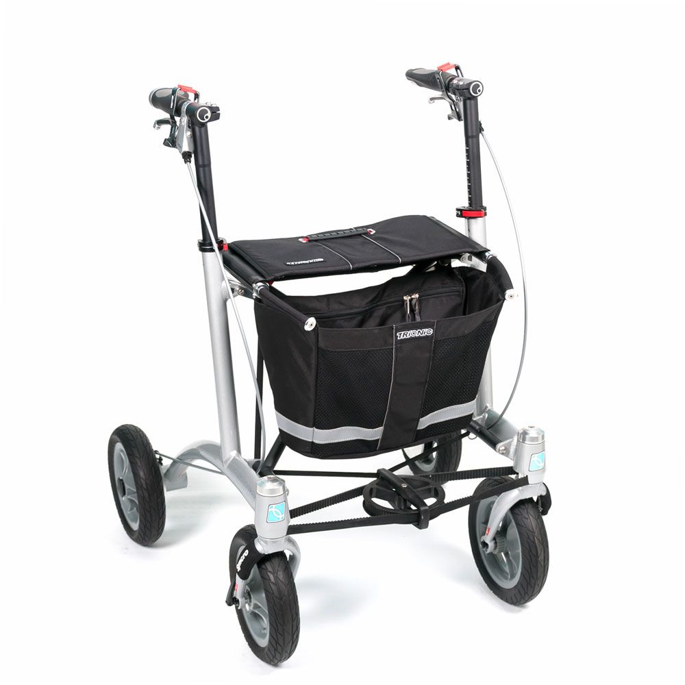 Rollator mit vier Rädern, silbernem Rahmen, schwarzem Korb und Sitzfläche. Reflektierende Streifen und Bremsen.