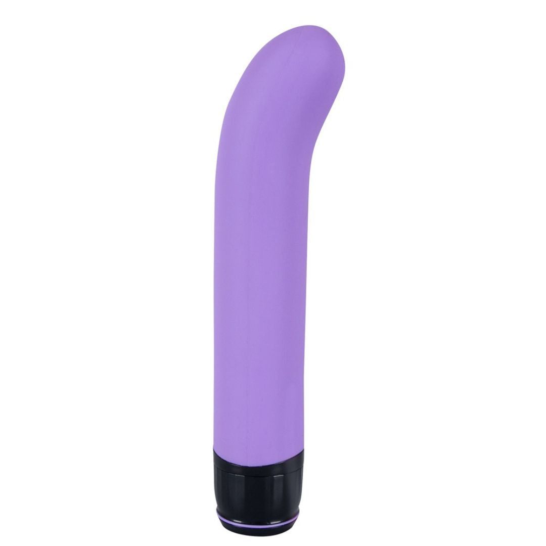 Lila Vibrator mit gebogener Form. Schwarzer Sockel. Glatte Oberfläche.
