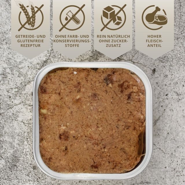 Geöffnete Dose Hundefutter. Symbole: Getreidefrei, ohne Farb- und Konservierungsstoffe, ohne Zuckerzusatz, hoher Fleischanteil.