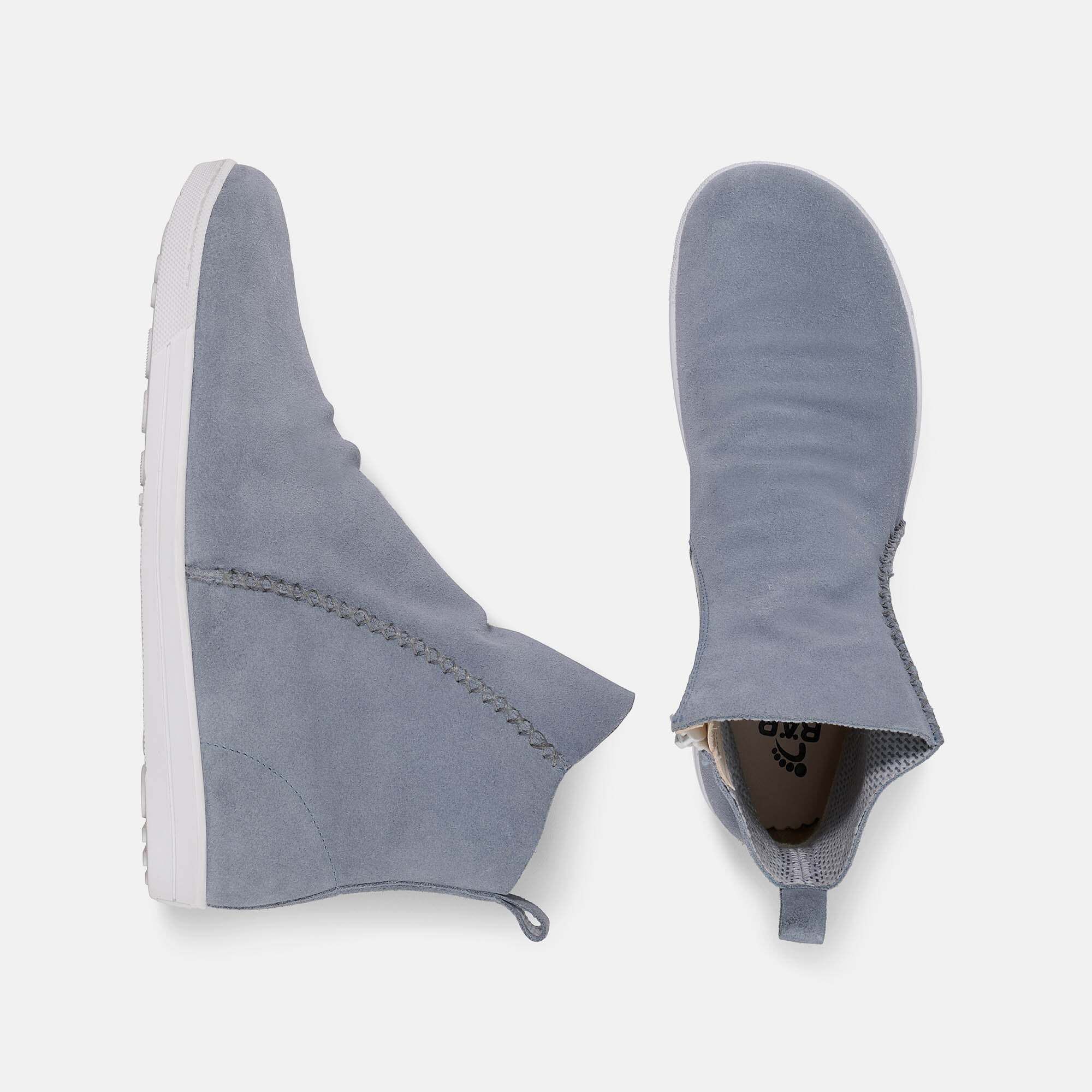 Grauer Wildleder-Stiefel mit seitlicher Naht und weißer Sohle, Vorderansicht.