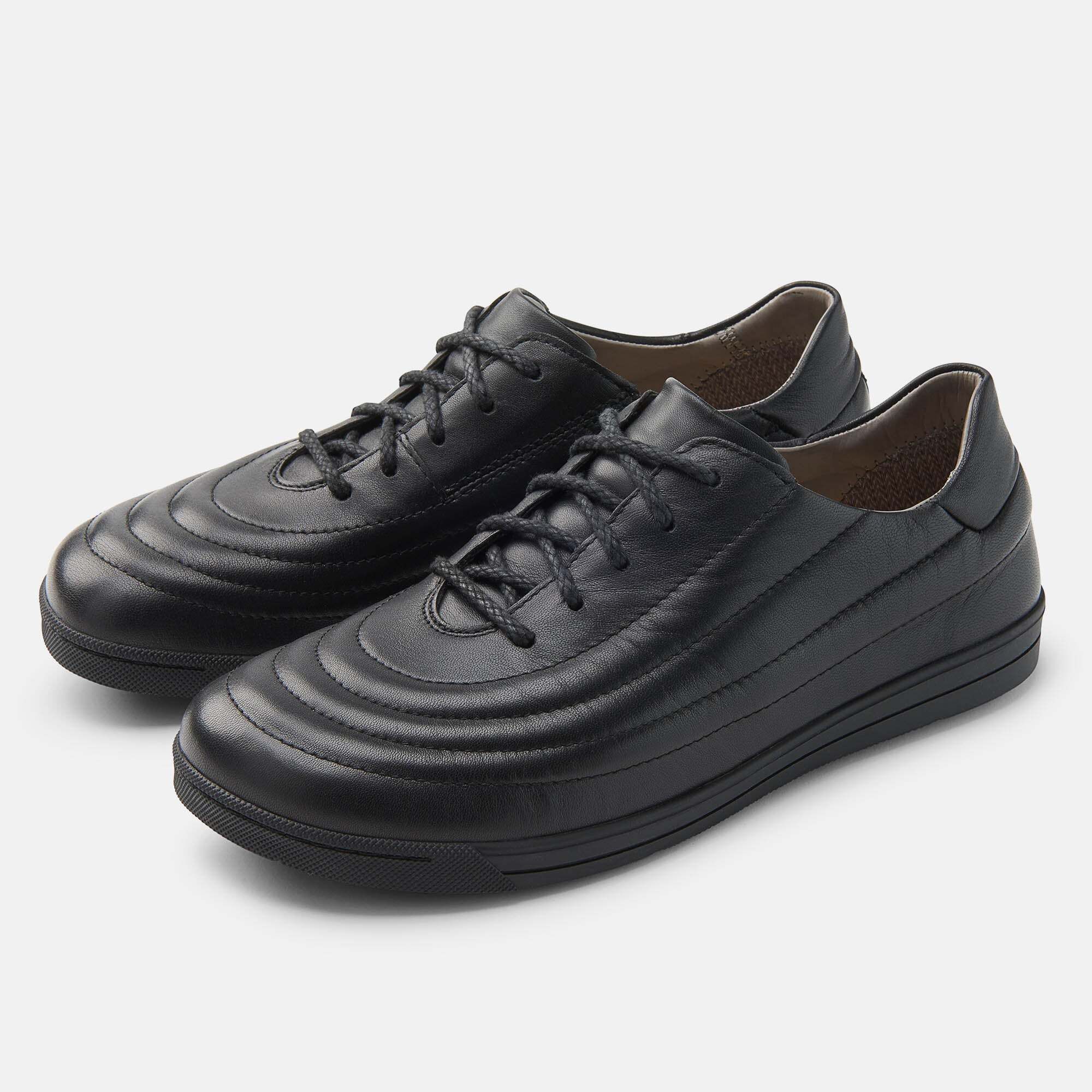 Schwarze Leder-Schnürschuhe für Damen mit breiter Passform und gerilltem Design.