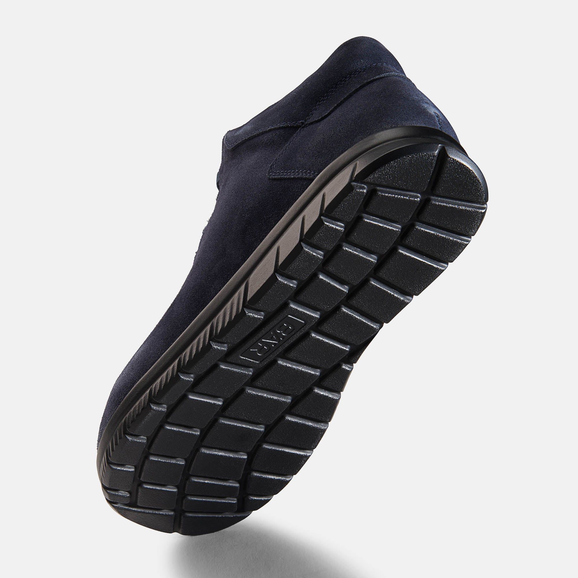 Unteransicht einer blauen Stiefelette. Schwarze Sohle mit Profil. Wildleder. BÄR-Logo auf der Sohle.