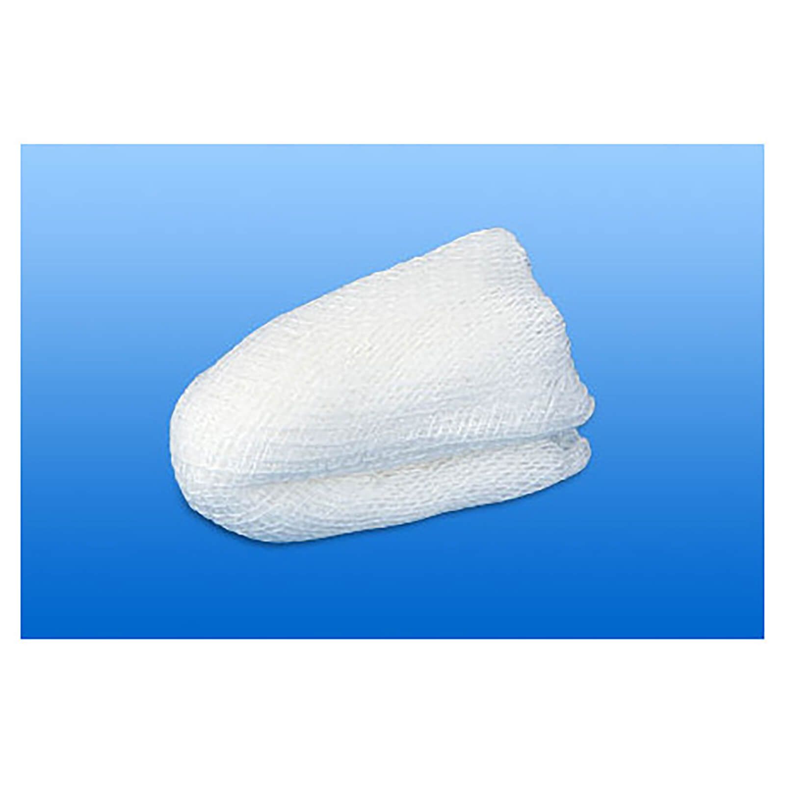 Weißer, 2-lagiger Krüllgazetupfer. Gewebte Struktur. Auf blauem Hintergrund.