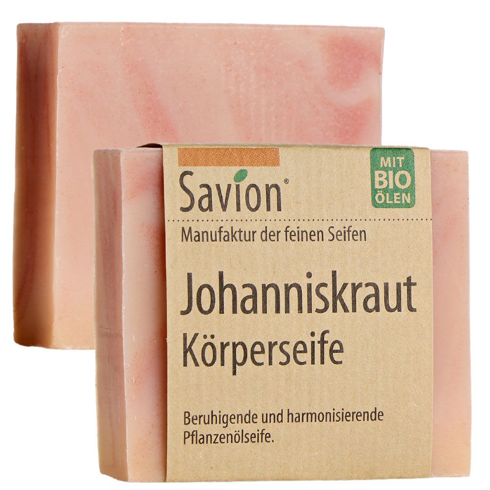 Zwei Körperseifen mit Papieretikett. Aufschrift: Johanniskraut Körperseife. Mit Bio-Ölen. Rosa-beige Farbe.