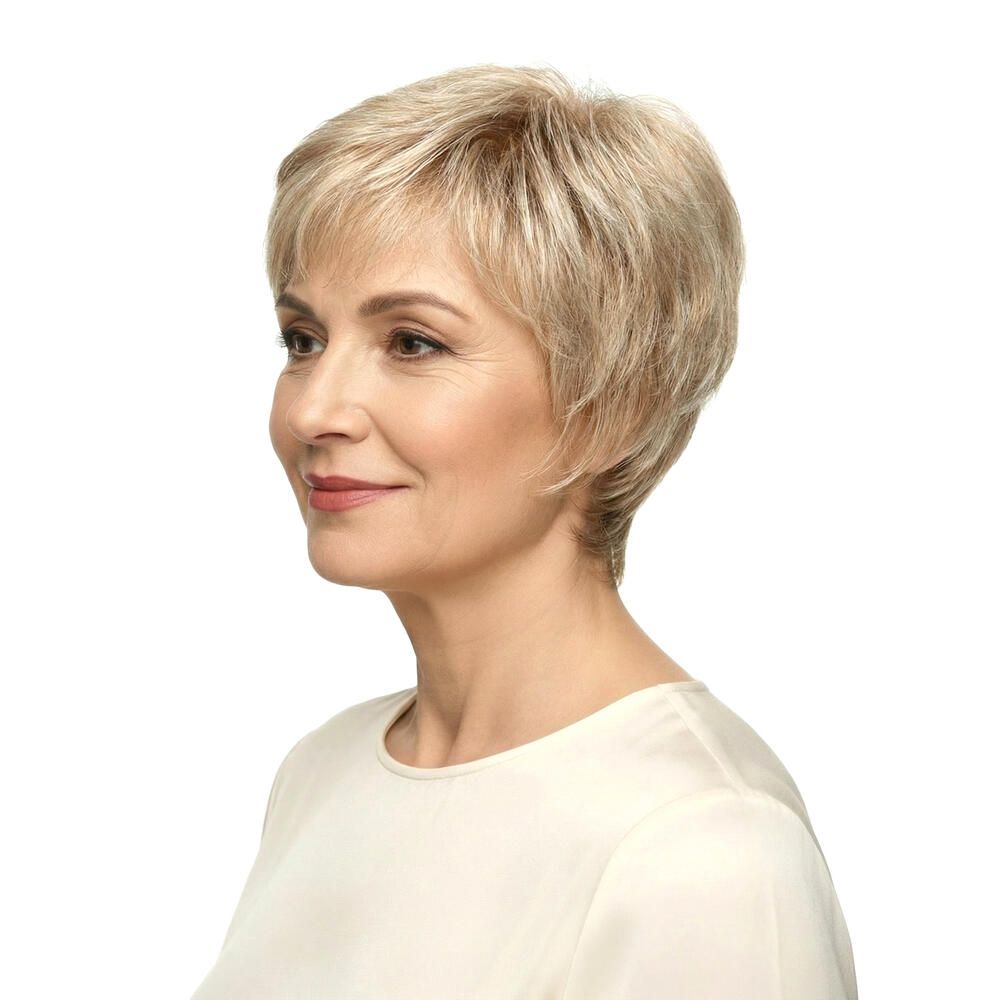 Blonde Kurzhaarperücke. Seitenansicht einer Frau. Kurzer, gestufter Schnitt. Natürlicher Look.