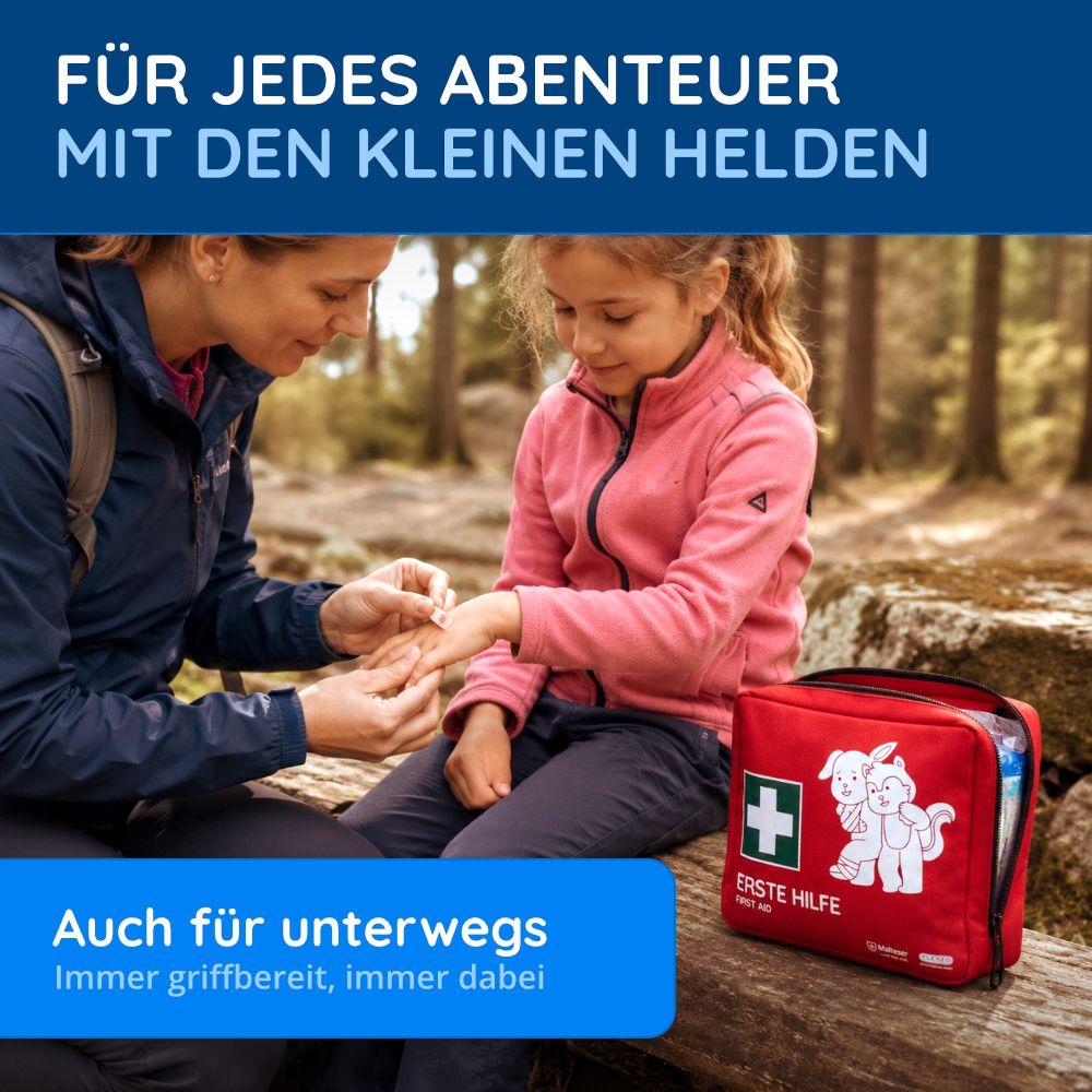 Frau und Kind im Wald. Frau verbindet Hand des Kindes. Rotes Erste-Hilfe-Set liegt daneben. Text: Auch für unterwegs.