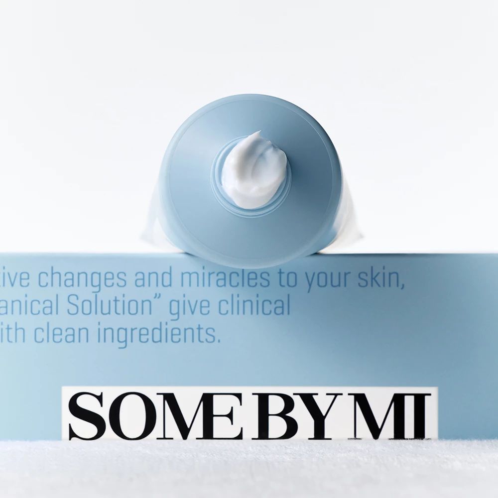 Blaue Tube mit Creme. Produktname und Text sind sichtbar. Auf blauem Hintergrund.