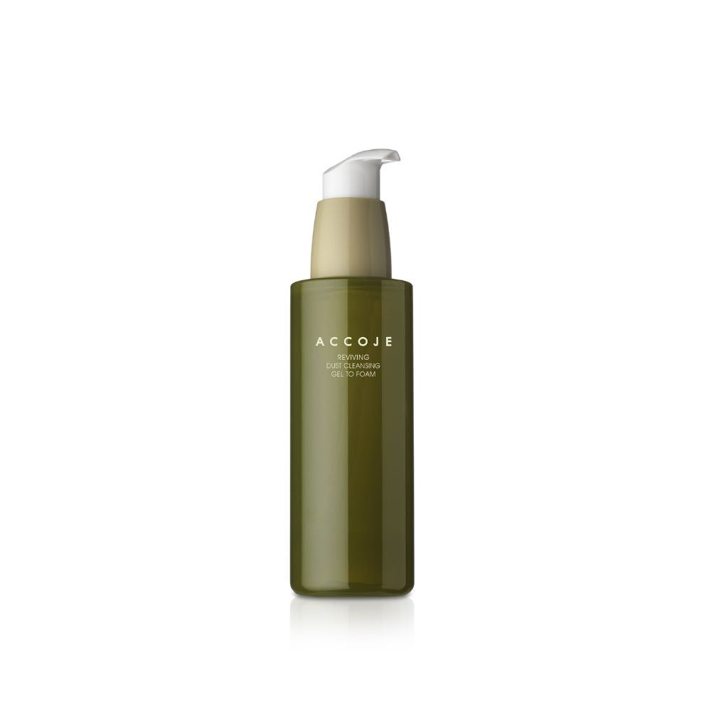 Grüne Flasche mit Pumpe. Aufschrift: ACCOJE Reviving Dust Cleansing Gel to Foam.