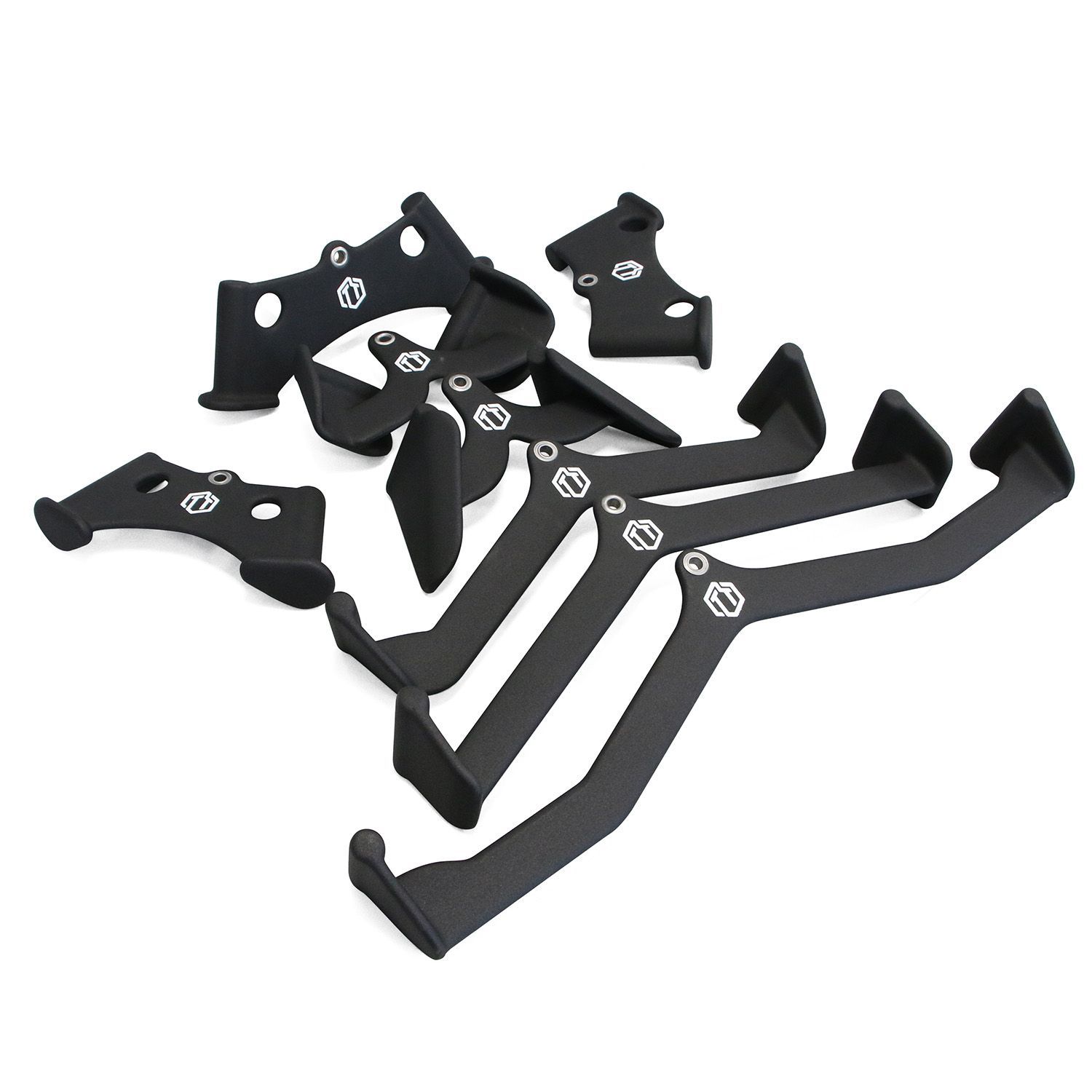 Verschiedene schwarze Kabelzuggriffe. Unterschiedliche Formen und Größen, mit weißem Logo. Auf weißem Hintergrund.