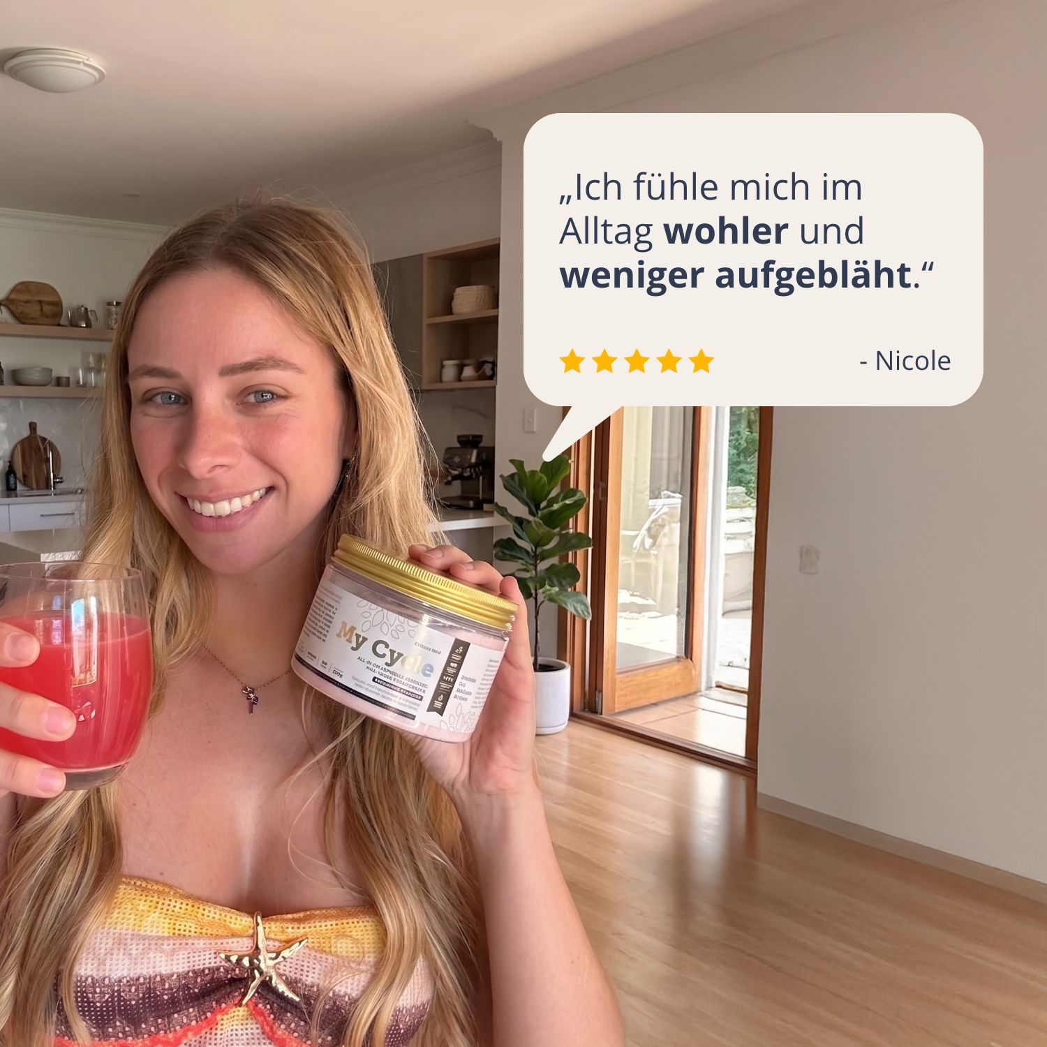 Frau hält Glasbehälter mit rosa Pulver und trinkt Getränk, mit Zitat.