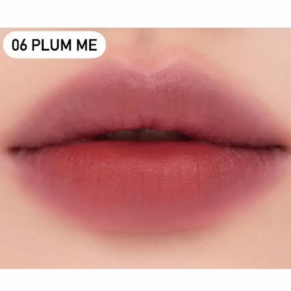 Lippen mit Lippenstift, Farbton 06 Plum Me. Der Lippenstift ist aufgetragen und hat einen matten Effekt.