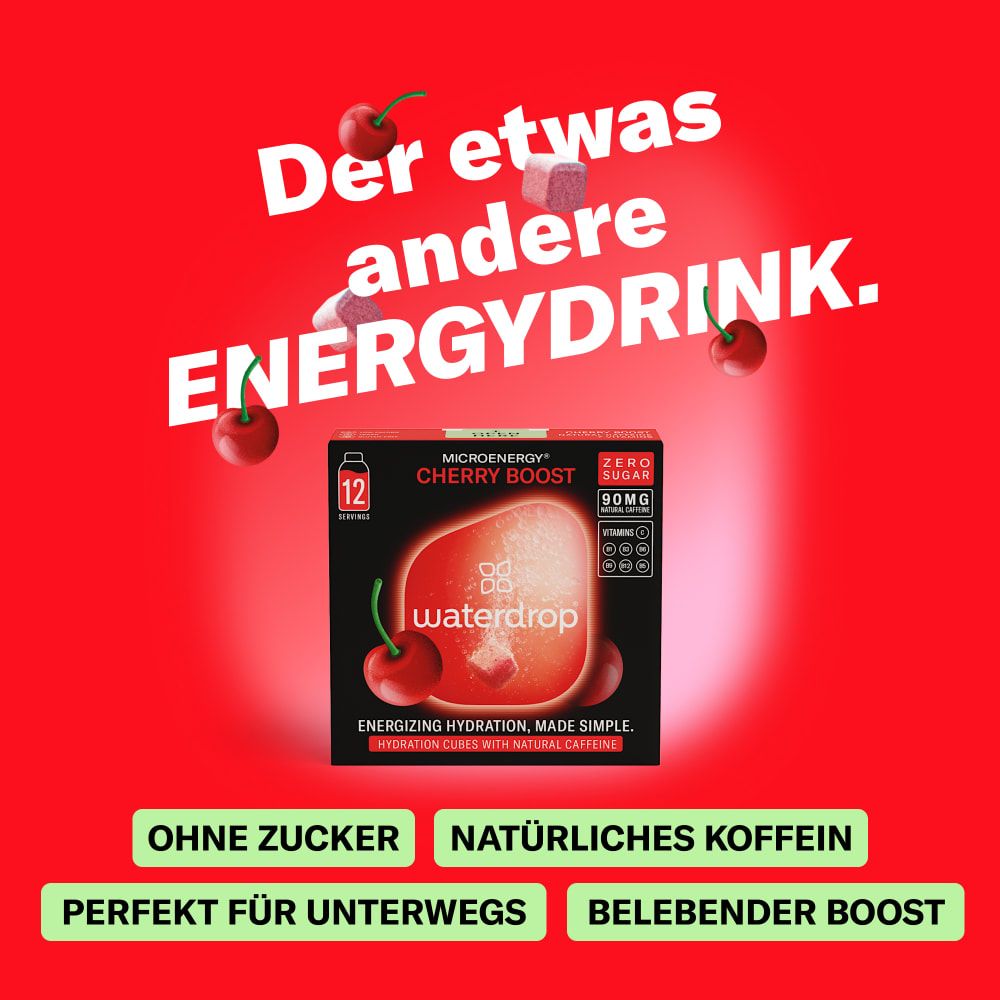 Roter Hintergrund mit Kirschen und Produktverpackung. Aufschrift: Microenergy Cherry Boost, 12 Portionen, ohne Zucker, 90mg, Koffein.