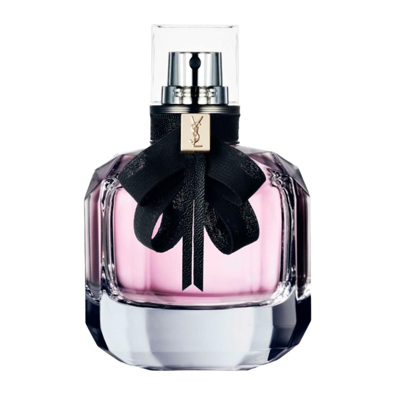 Parfümflakon mit schwarzer Schleife und goldfarbenem Logo. Rosa Flüssigkeit im Glasbehälter. Transparenter Sprühkopf.