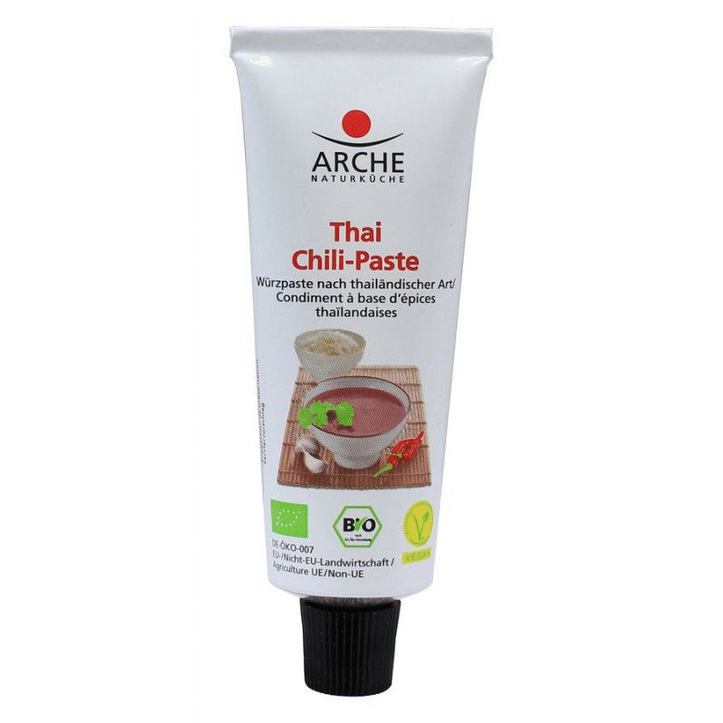 Weiße Tube mit schwarzem Verschluss. Aufschrift: Arche Thai Chili-Paste. Abbildung von Chili-Paste in Schale. Bio-Siegel.