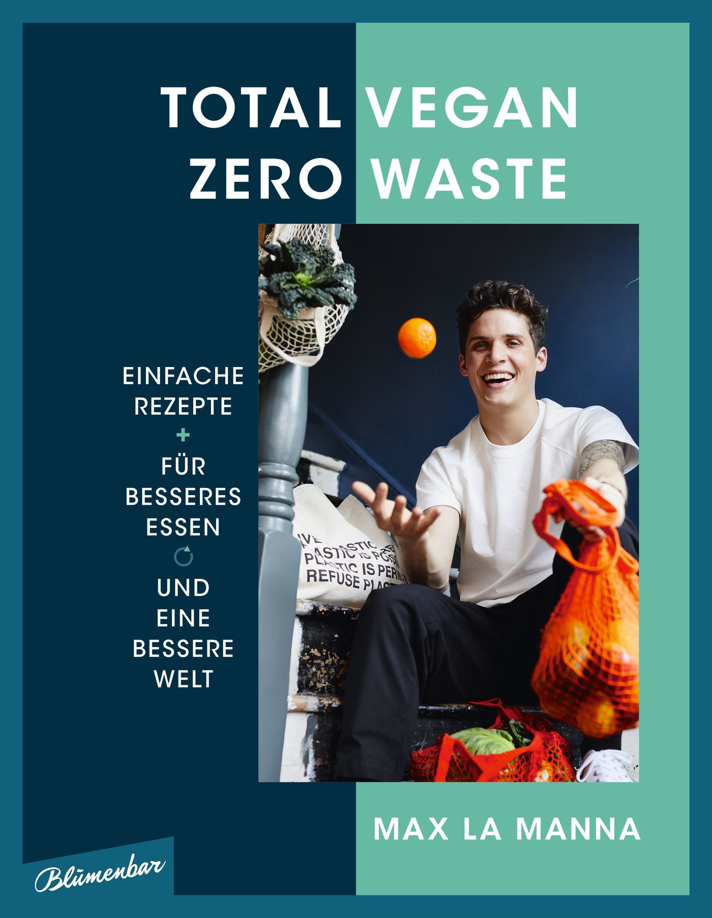 Buchcover mit dem Titel "TOTAL VEGAN ZERO WASTE". Ein Mann sitzt auf einer Treppe und hält Obst und Gemüse in Netztaschen.