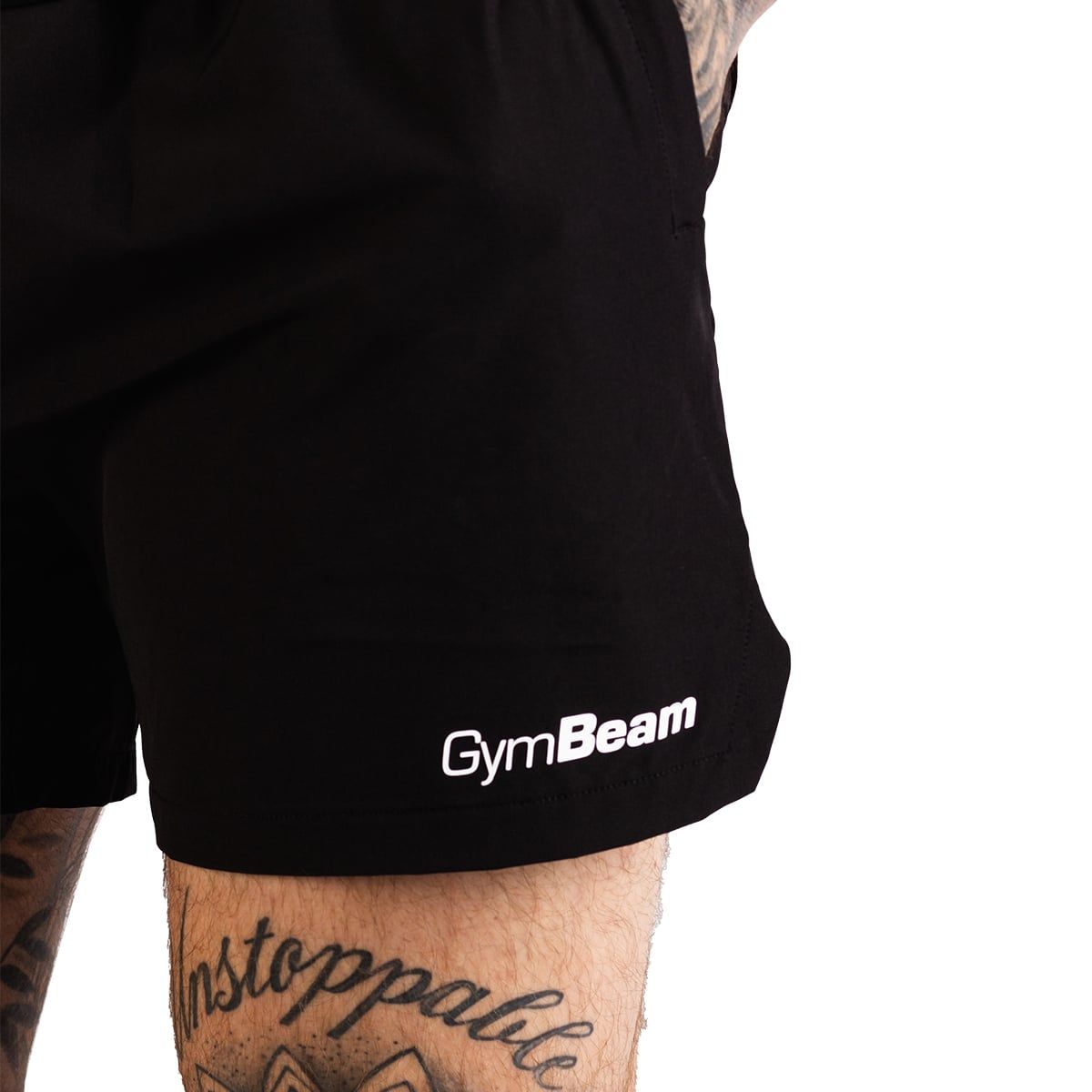Detailansicht des GymBeam-Logos auf schwarzen Herren Shorts.